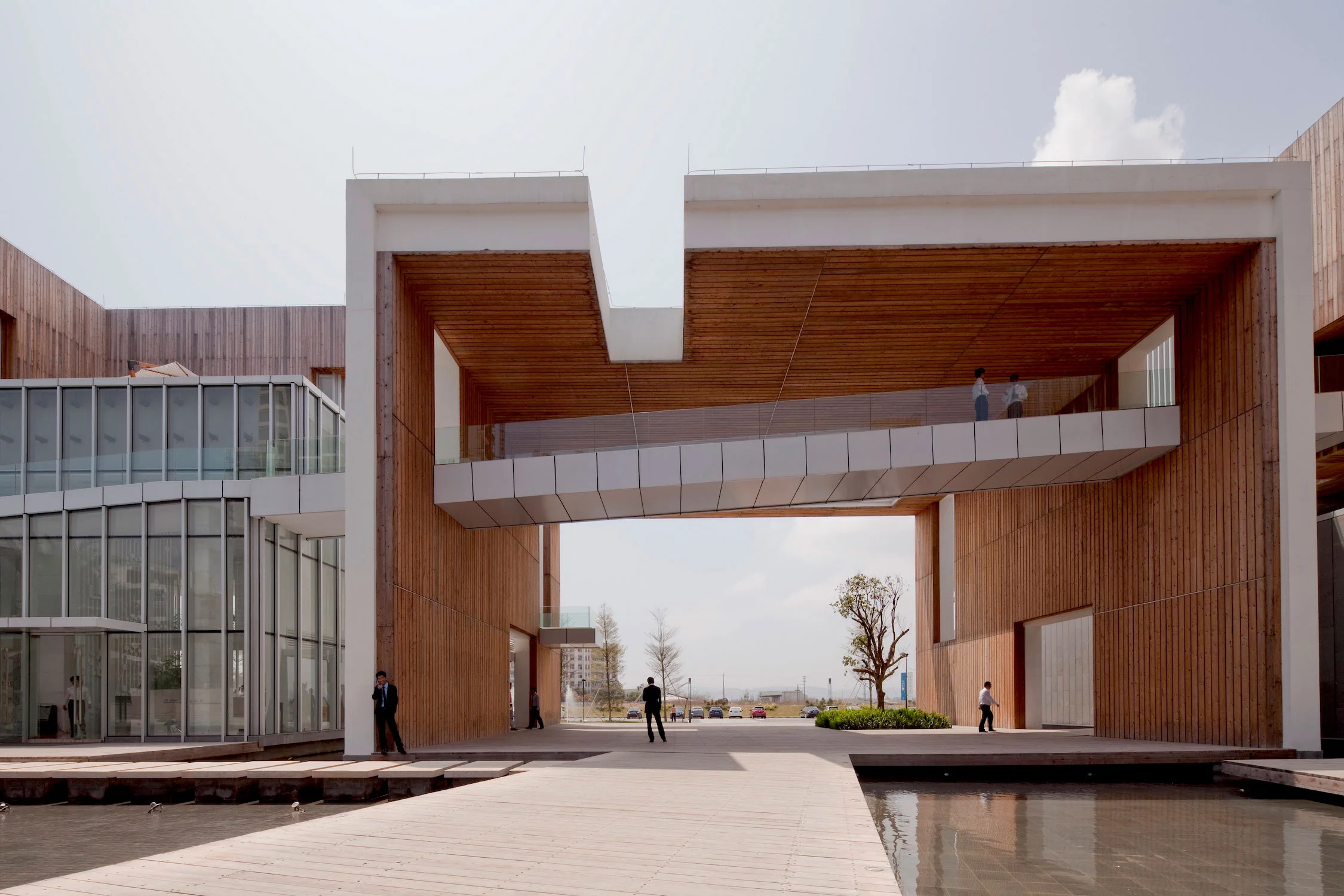 The diversity of dimensional requirements resulted in a series of stacked “boxes”, each responsible for its own function and fenestration treatment tied together with a simple material palette of aluminum, wood, concrete and stone cladding.The external material is also bought inside to achieve a unified look.