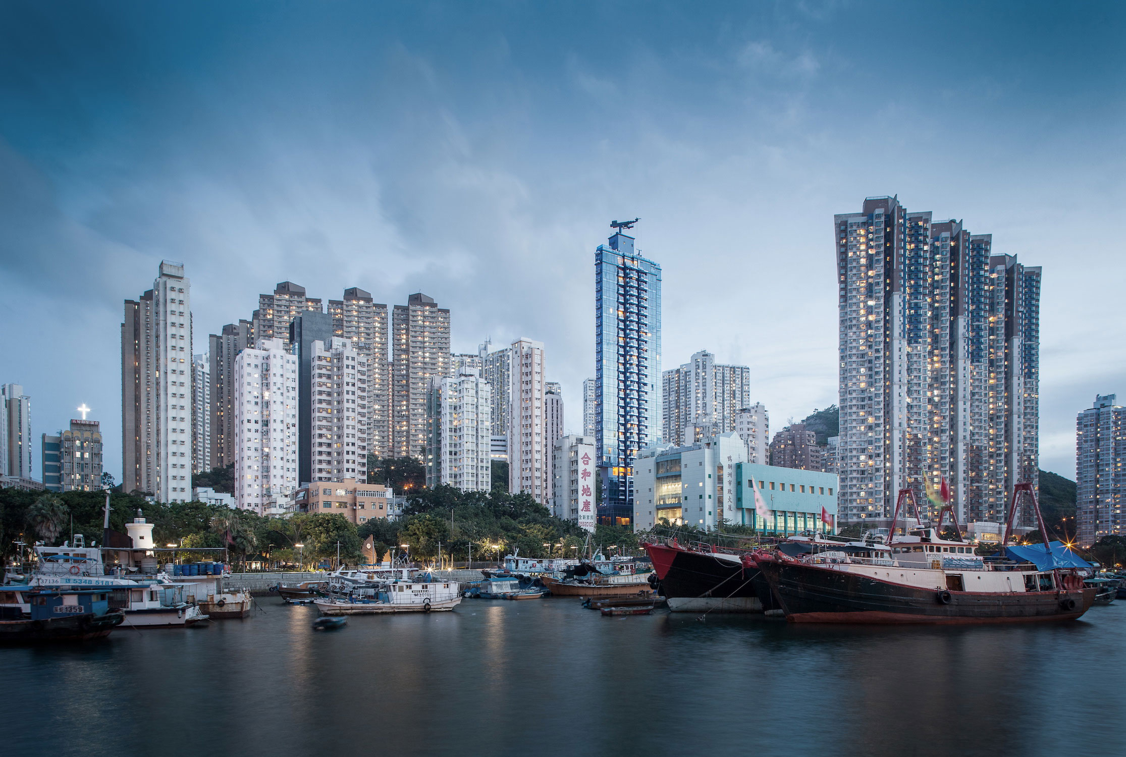 Located on an small Island on the South of Hong Kong, Ap Li Chau saw its first urban transformation in the 1980's with the construction of a vehicular bridge, and then the arrival of the MTR recently. Bonaire is a Residential high rise located one block from the water front on its back side, and the main neighborhood street on the entrance side.