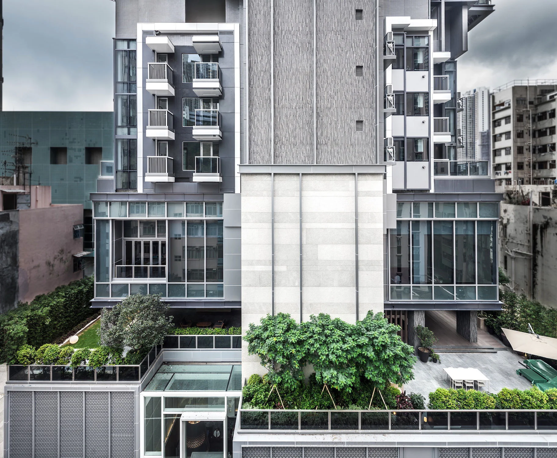 The Club, located above the glass entry atrium, is articulated as a series of interlocking volumes with large openings and greenery to address the scale of the low-rise urban fabric of the neighbour street, whereas the residential units above is set back from the street to allow for more light penetration towards the street. Whilst the residential units turn to face the waterfront, large bi-fold doors open into balconies that allows natural ventilation with an energy conscious approach.