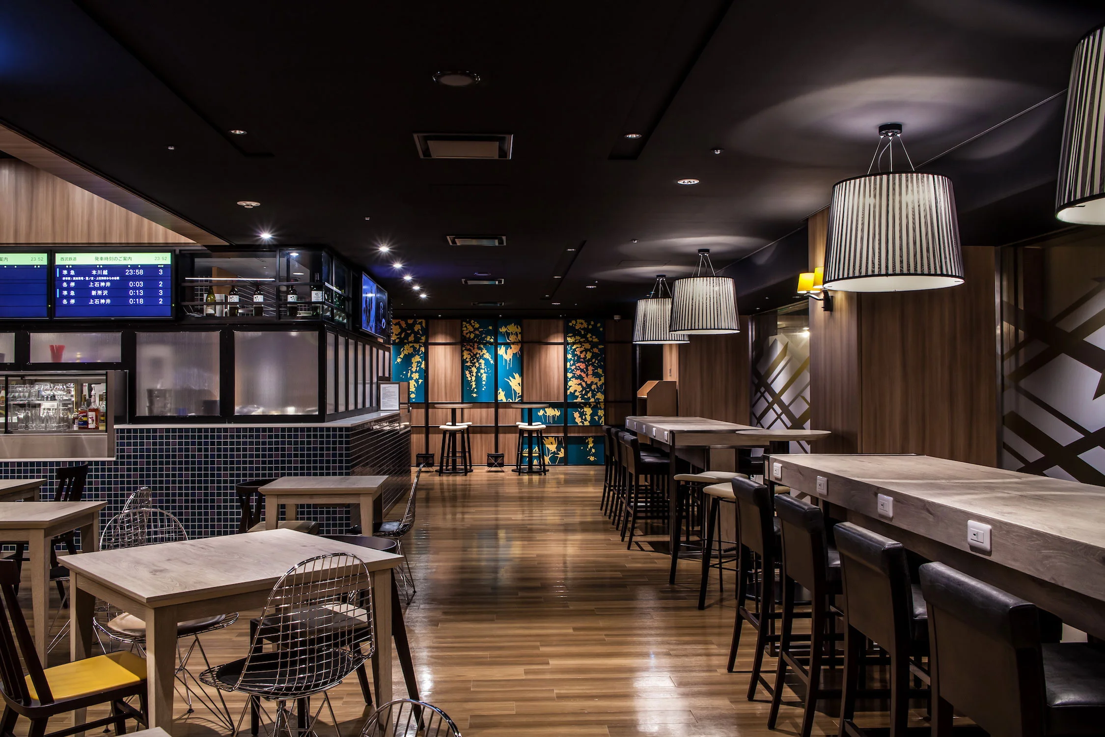 With a tight budget in mind, the renovation started with a complete replanning to maximize the usage of the space, creating a new casual restaurant “the Station”, featuring a grab and go island pantry with sit down services and a long table for large groups. LED monitors broadcast the departure information from the train station.