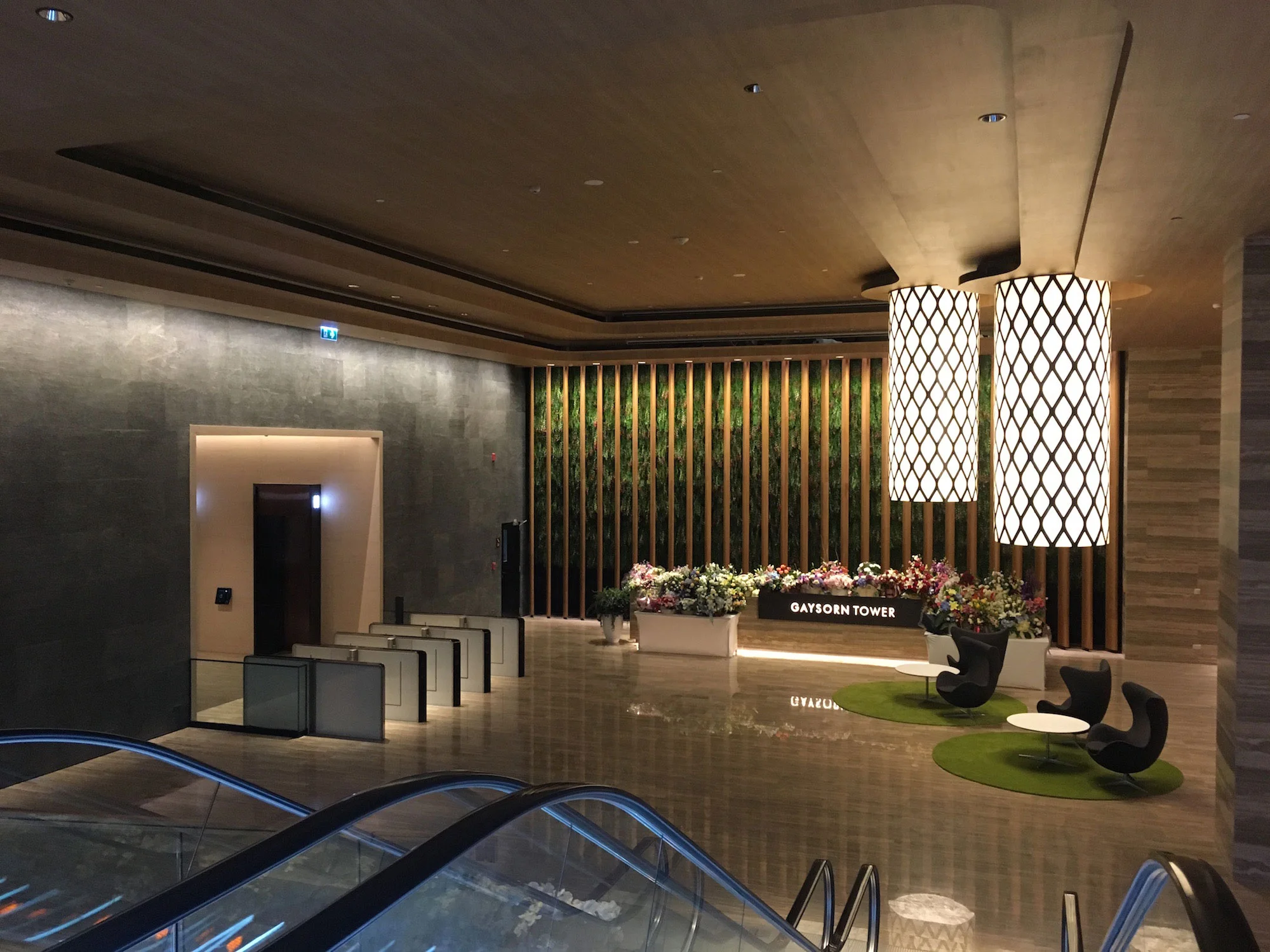  This new phase containing a retail mall of 5,500 m² and a 30 storey office tower, is set to rejuvenate the development. CL3 was invited to design the new phase and to create an iconic linkage between the new and old developments. Using the Thai arti