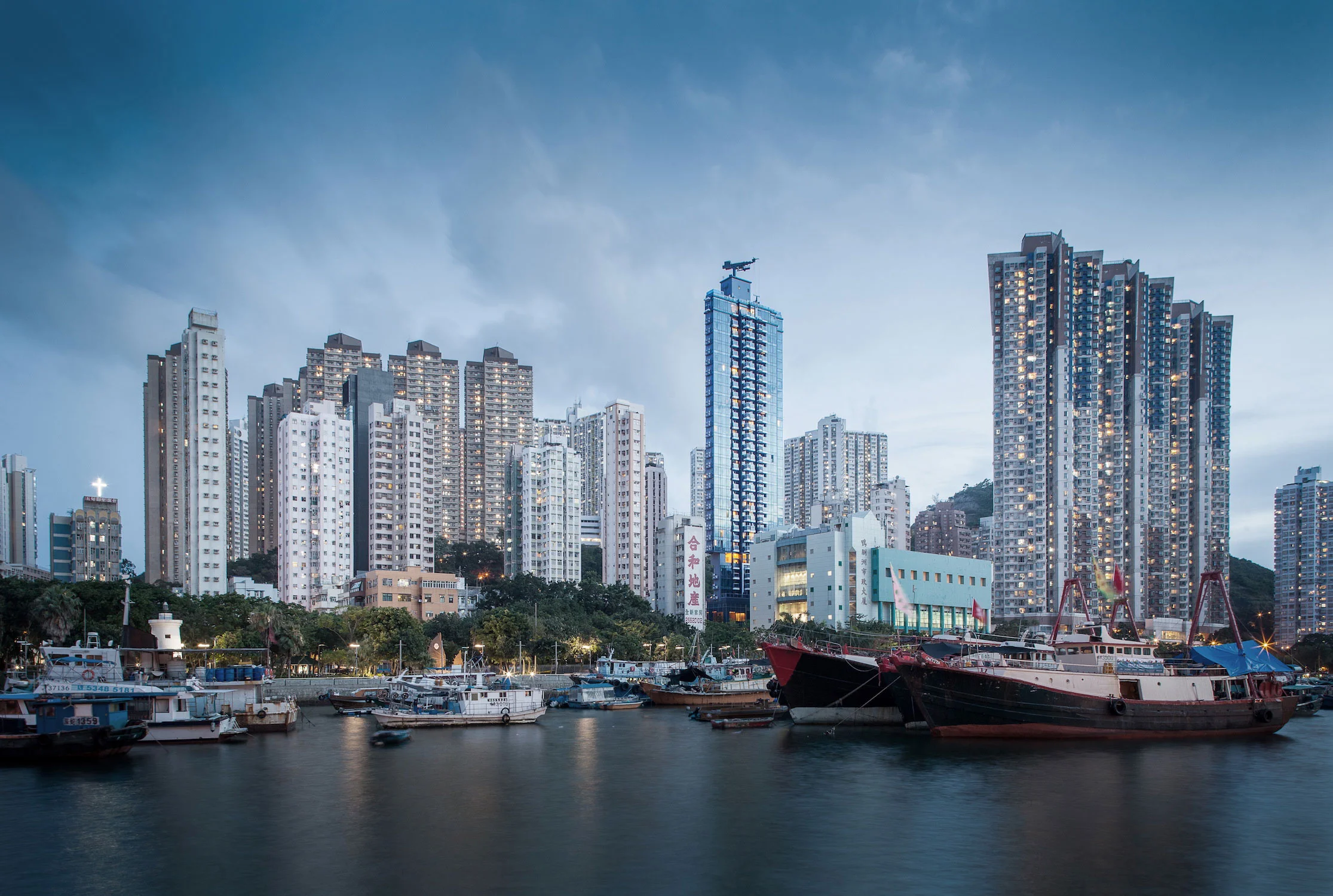  会所入口的室内结构和外部建筑合而为一，形成 12 米高的戏剧性入口，连结着 6 米高的会所空间，内有健身房、水疗中心，休息室和私人餐室。 