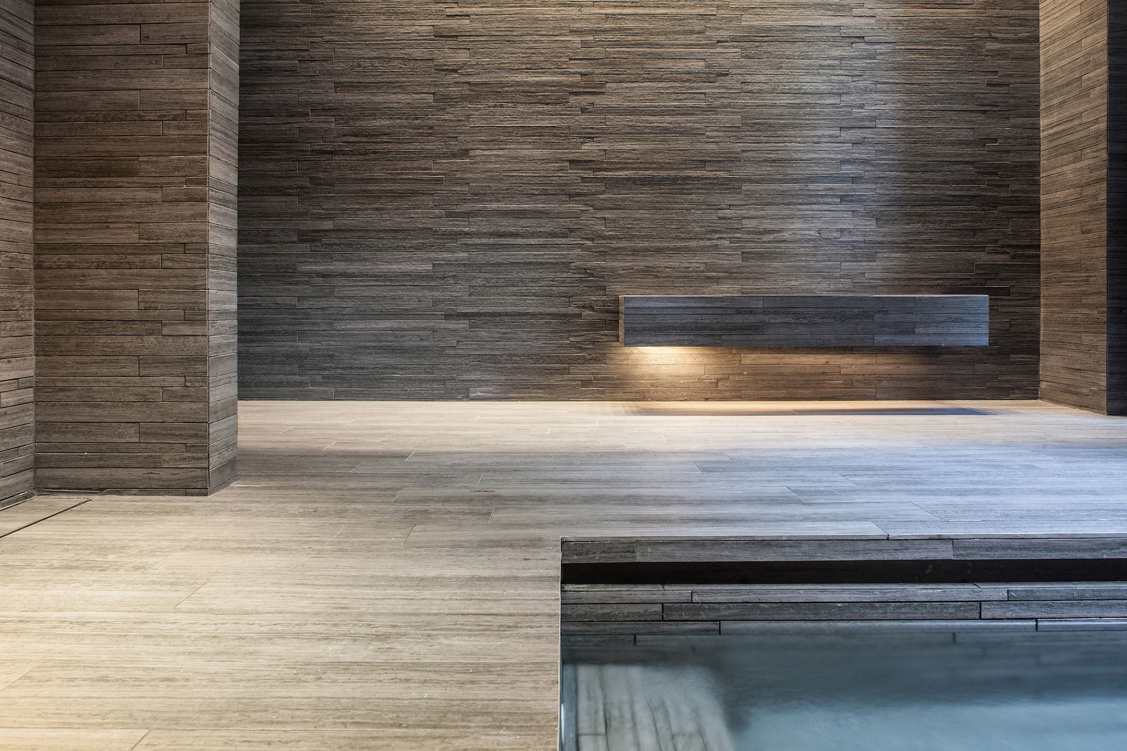  歌顿道三号（维峯）是一座拥有 119 个单位的高级住宅大楼，位于天后区毗邻香港维多利亚公园。大厦楼高三十一层，三层为平台，二楼为会所，一楼则为机房。单位以一至两房为主，面积约二十六至四十五平方米。顶部两层为特色住宅单位，只提供面积约八十平方米的三房单位。会所设有多种康乐设施包括健身室、水疗中心、住客俱乐部，平台花园及烧烤区等。 