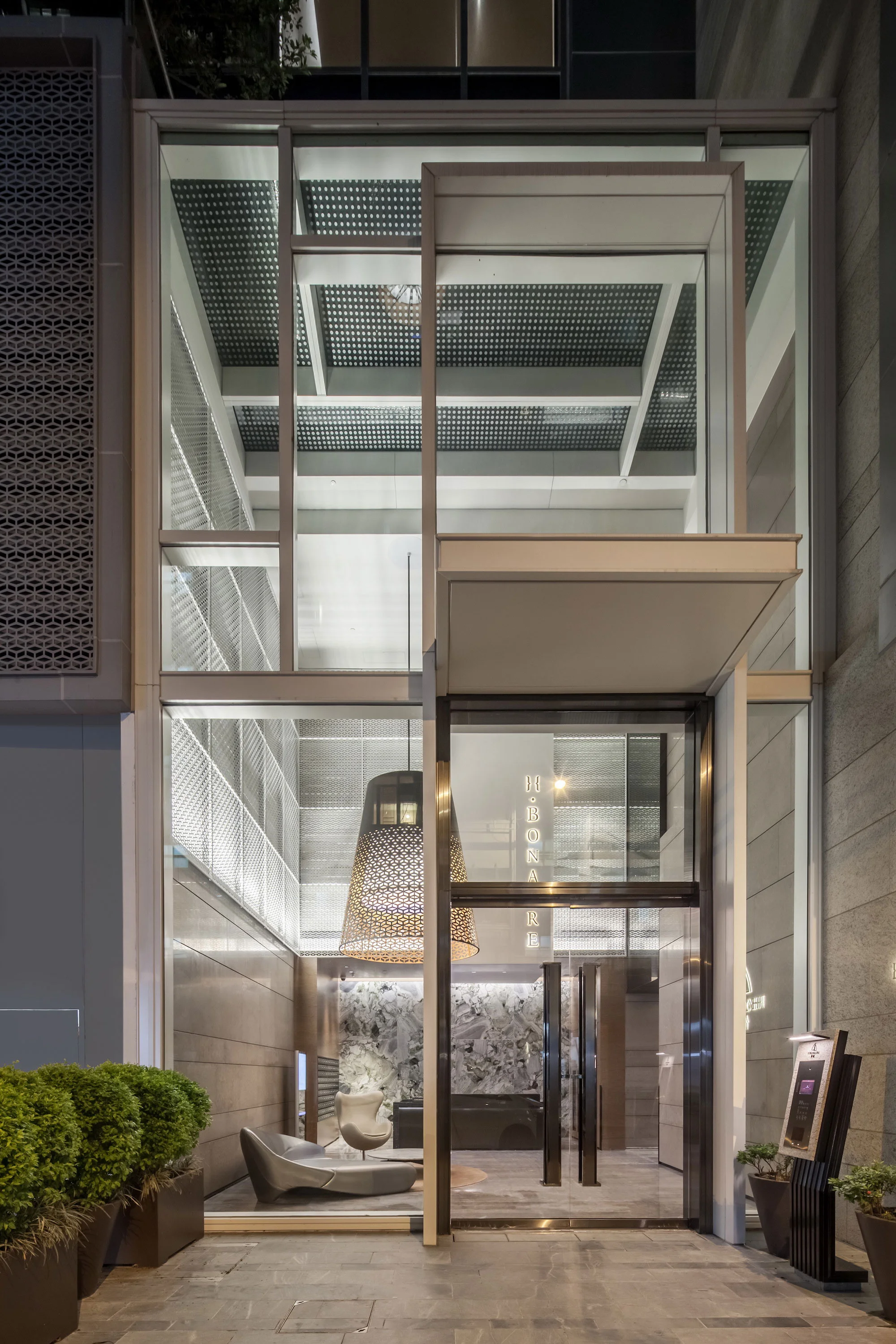 The Club, located above the glass entry atrium, is articulated as a series of interlocking volumes with large openings and greenery to address the scale of the low-rise urban fabric of the neighbour street, whereas the residential units above is set back from the street to allow for more light penetration towards the street. Whilst the residential units turn to face the waterfront, large bi-fold doors open into balconies that allows natural ventilation with an energy conscious approach.