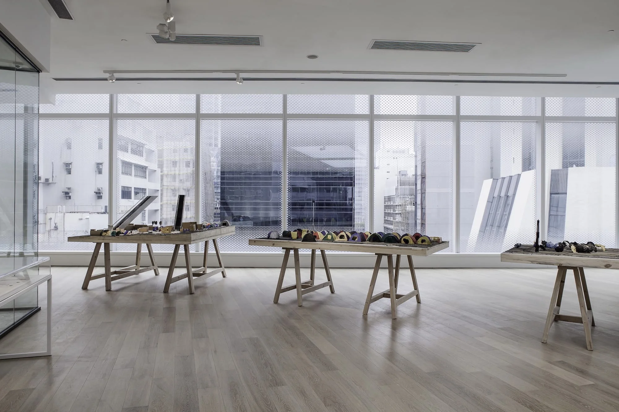 An architectural icon in itself, H Queen's is designed to be at the center of Hong Kong's art and lifestyle. The development houses non-traditional spaces for exhibition with the interest of promoting the arts as well as expanding the audience for art.