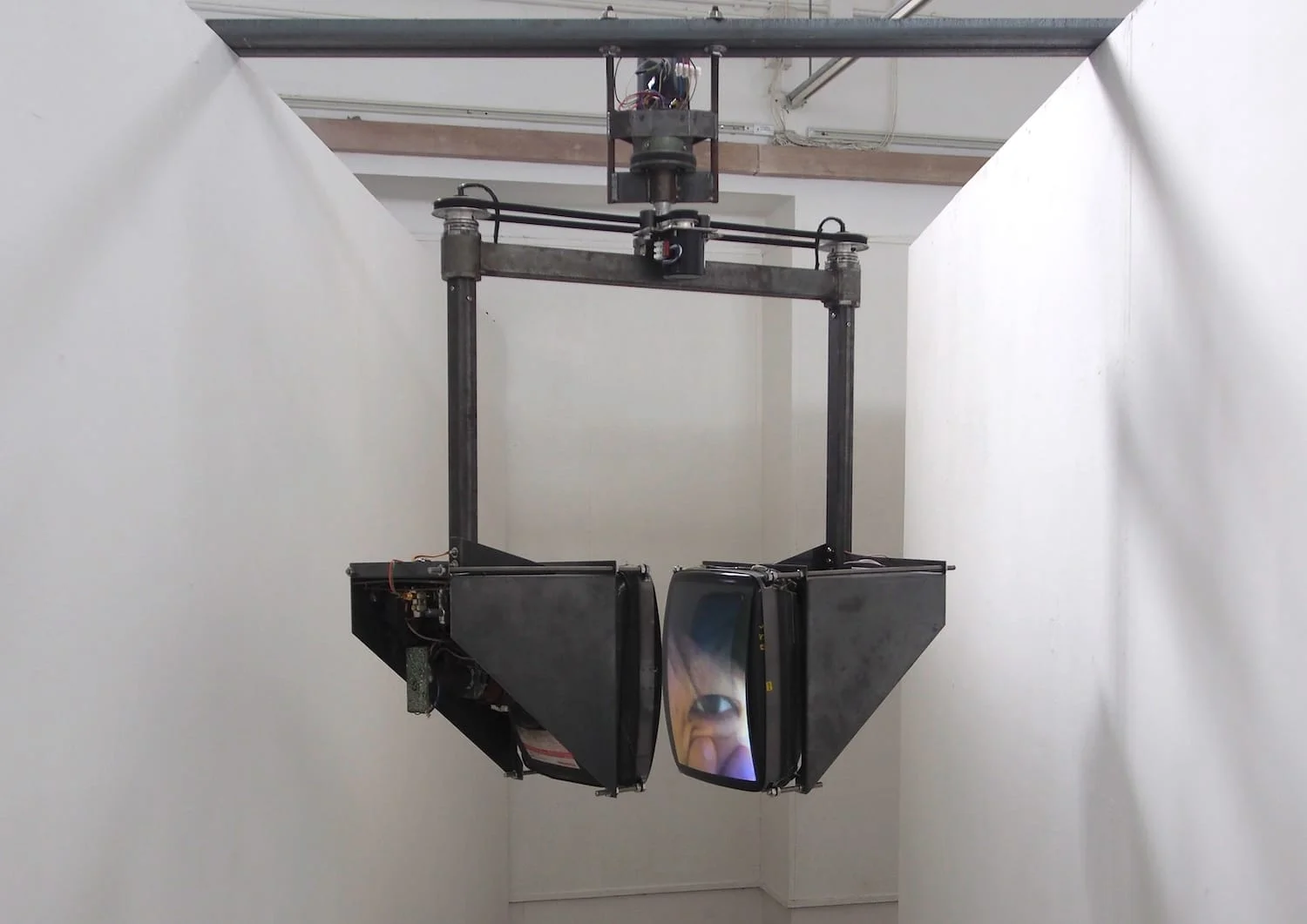i / i / Tung Wing Hong / Video Kinetic Installation / 2014-18