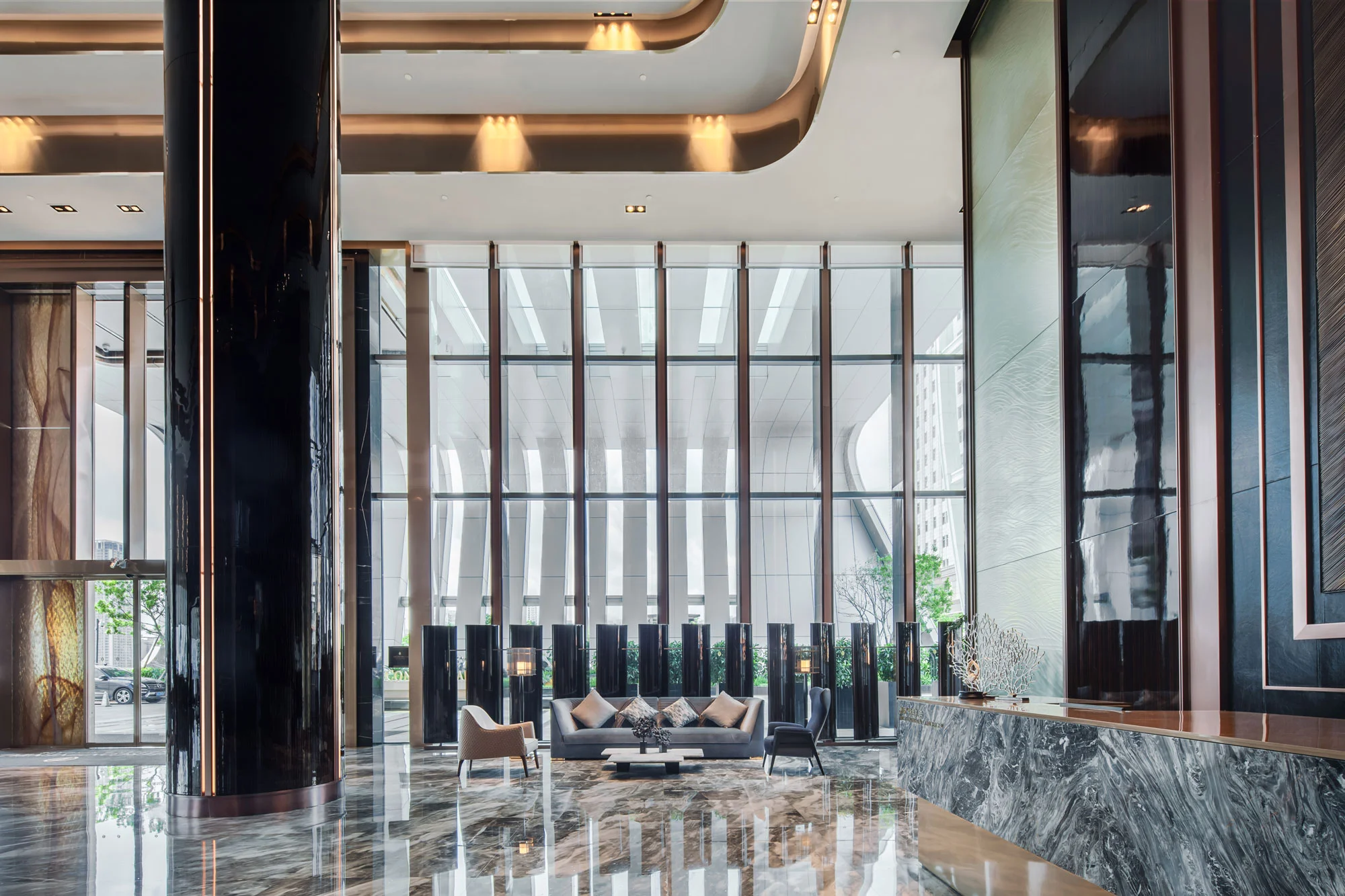 Zhuhai Intercontinental Hotel is situation within a landmark development, the Yanlord Marina Centre (珠海仁恆濱海中心), located right on the coastline, within walking distance to the Macau border, and with a magnificent view to the Hong Kong-Zhuhai-Macao Bridge and the ocean beyond.