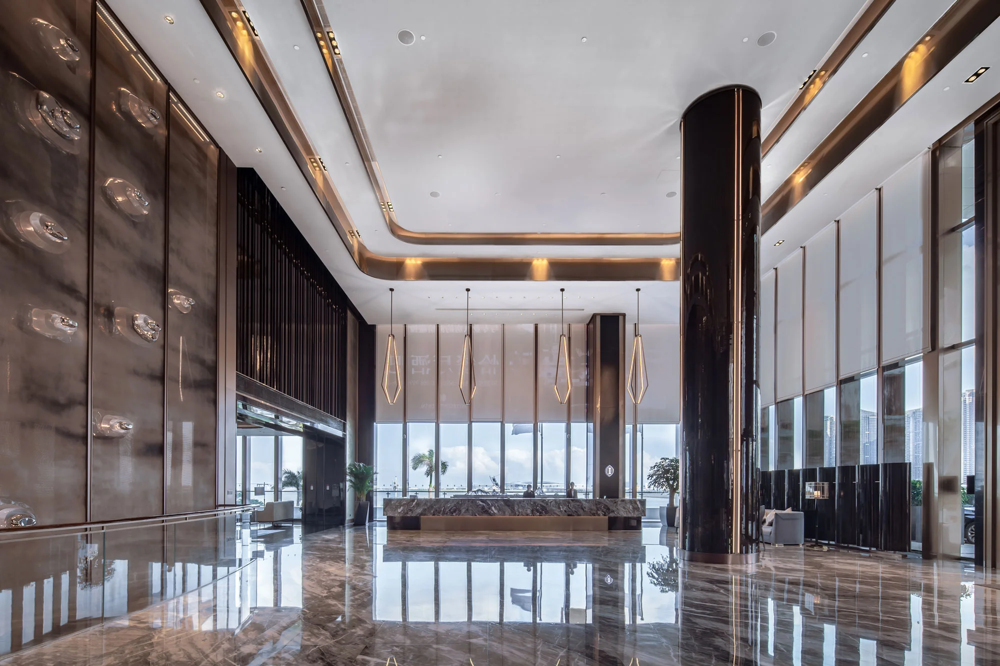 The building architecture is a 47 storey tall highrise with a wave form that defines a 15 meter tall entry port cocher. A strong window farming system gives a orderly rhythm to the building which is brought to the interior to form a rhythmic, orderly module that organizes the interior spaces.
