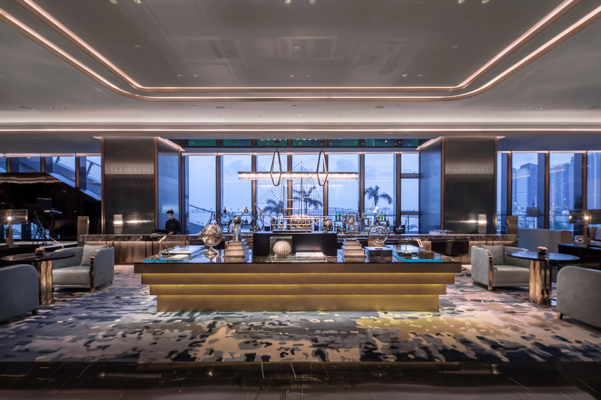 The design pays attention to every detail to create the Intercontinental luxury and care for comfort of hotel guests. Import designer furniture is carefully selected. The artworks are carefully sourced from around the world to reflect an explorer’s collection amassed during his travel. No detail is spared in the design of this lobby that combines art, luxury and comfort.