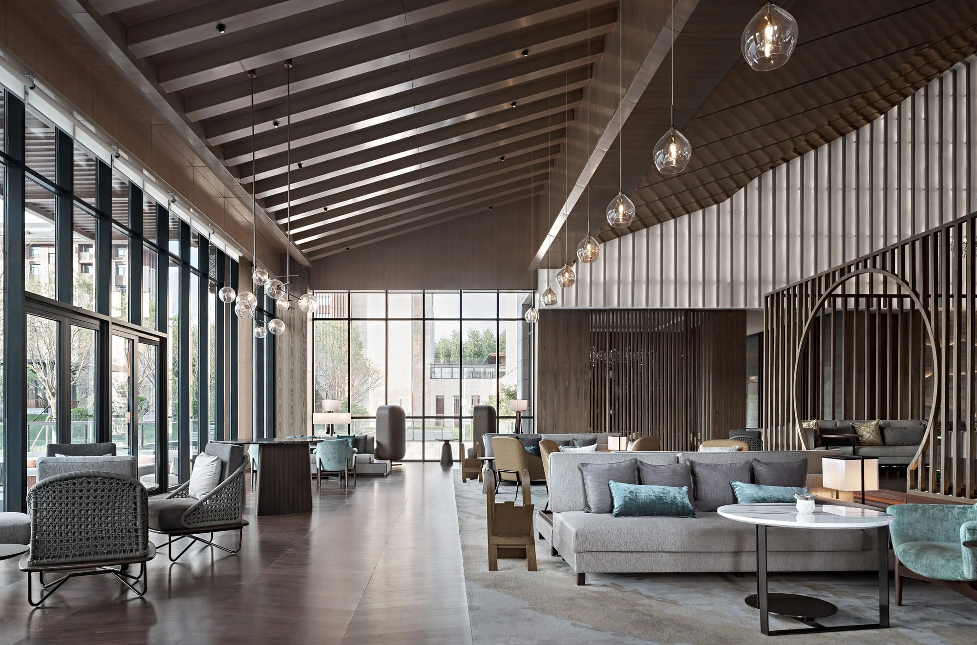  20米高的接待空间的设计，采用传统的中国建筑比例融合了艺术和建筑的现代设计。 