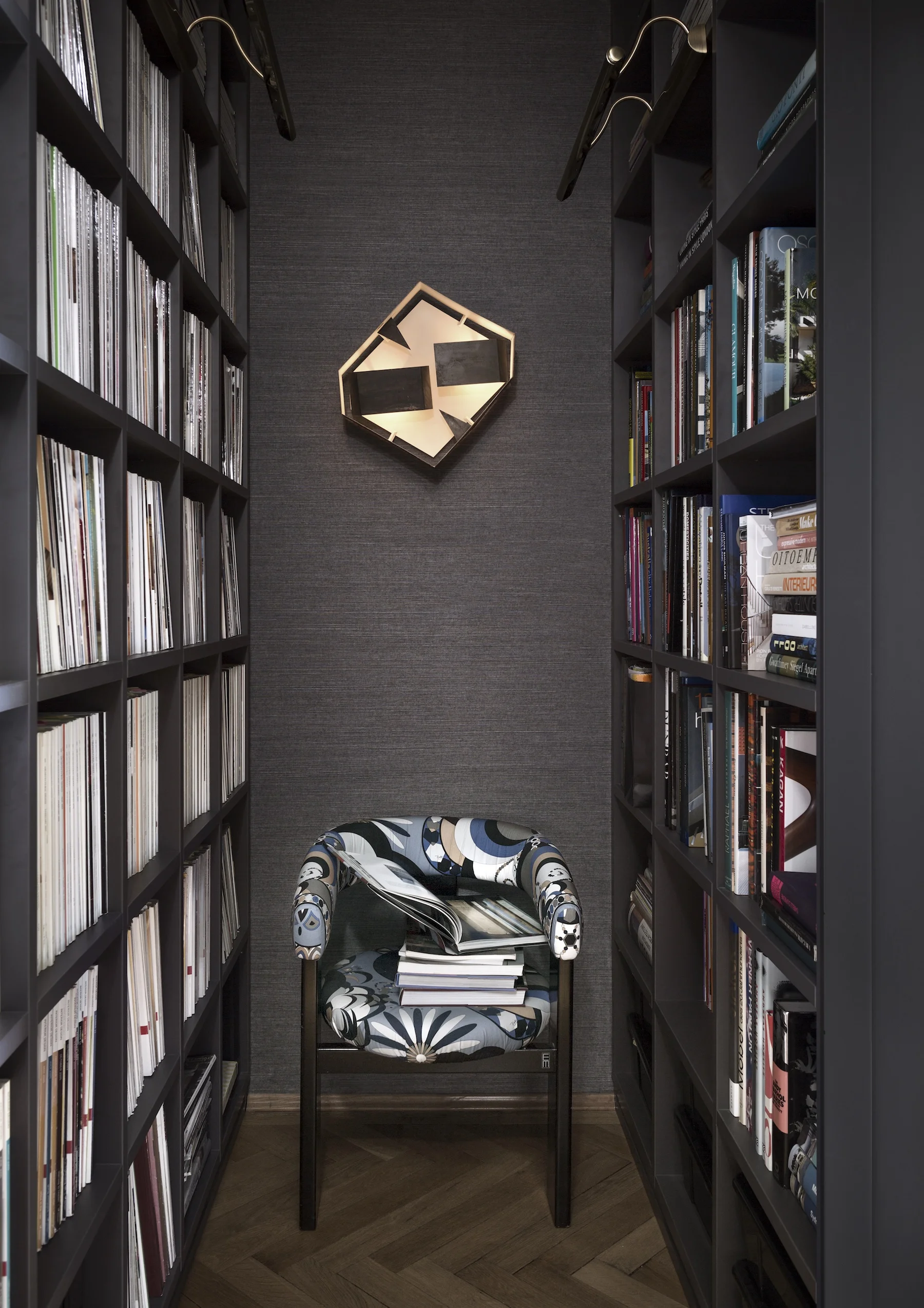 Bibliothek_Stuhl_Licht.jpeg