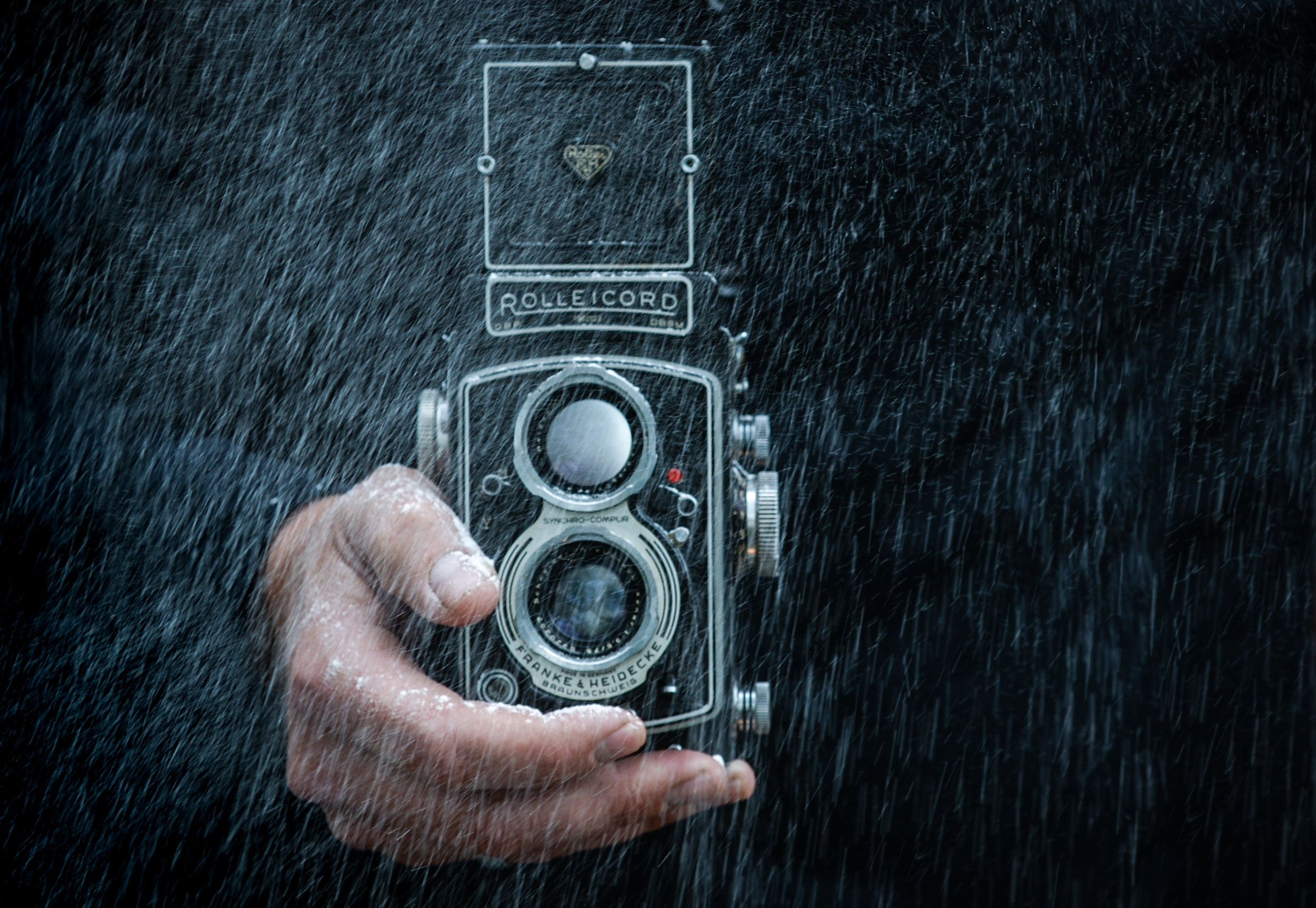 man-camera-rolleicord-watch-597051.jpg