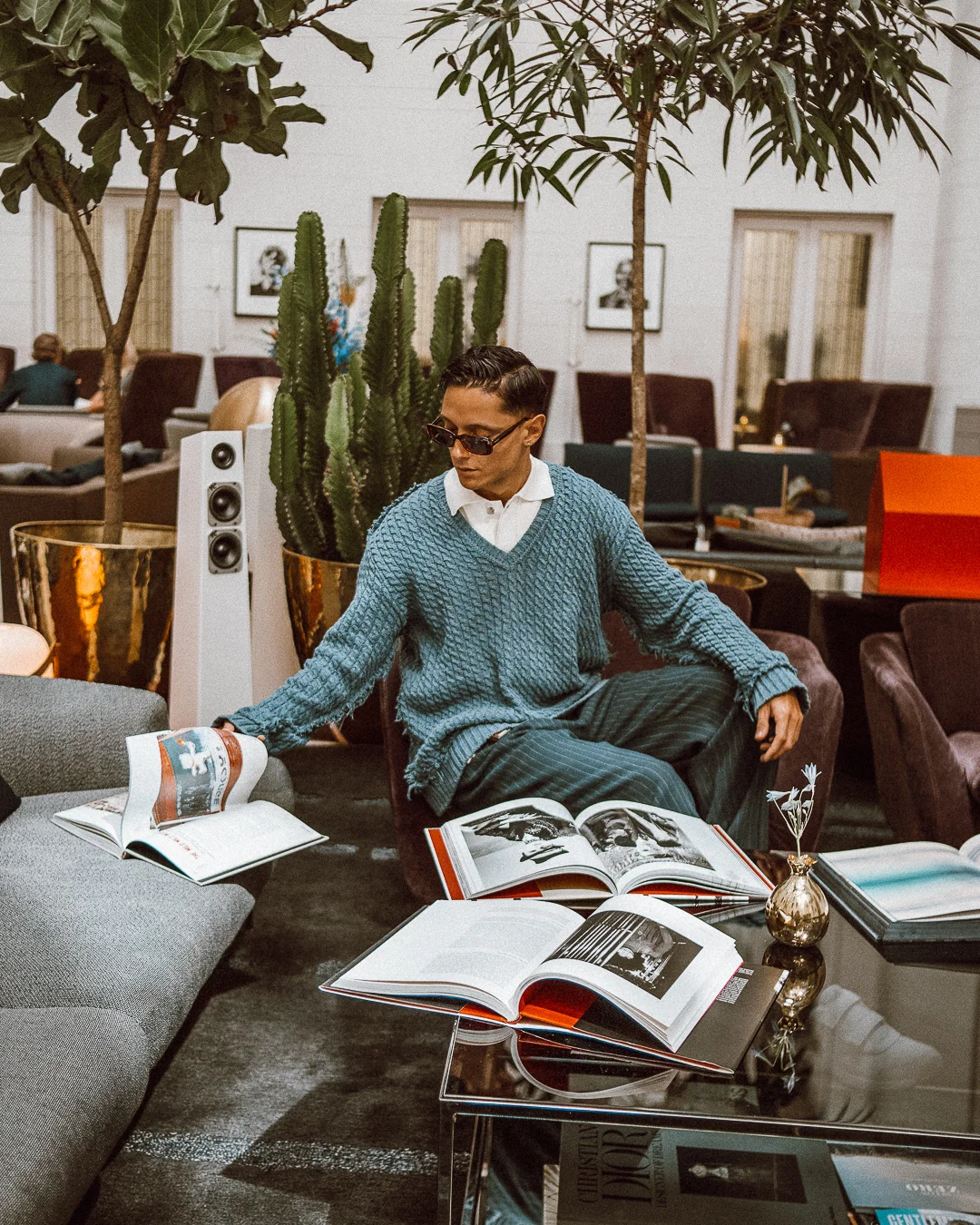 ◎ The hotel indoor courtyard has tons of design and art magazines