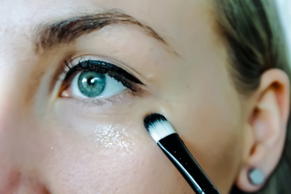 Applying-natural-glitter-primer.jpeg