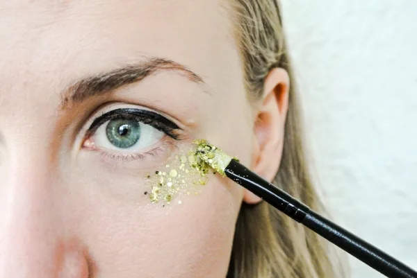 Applying-glitter.jpeg