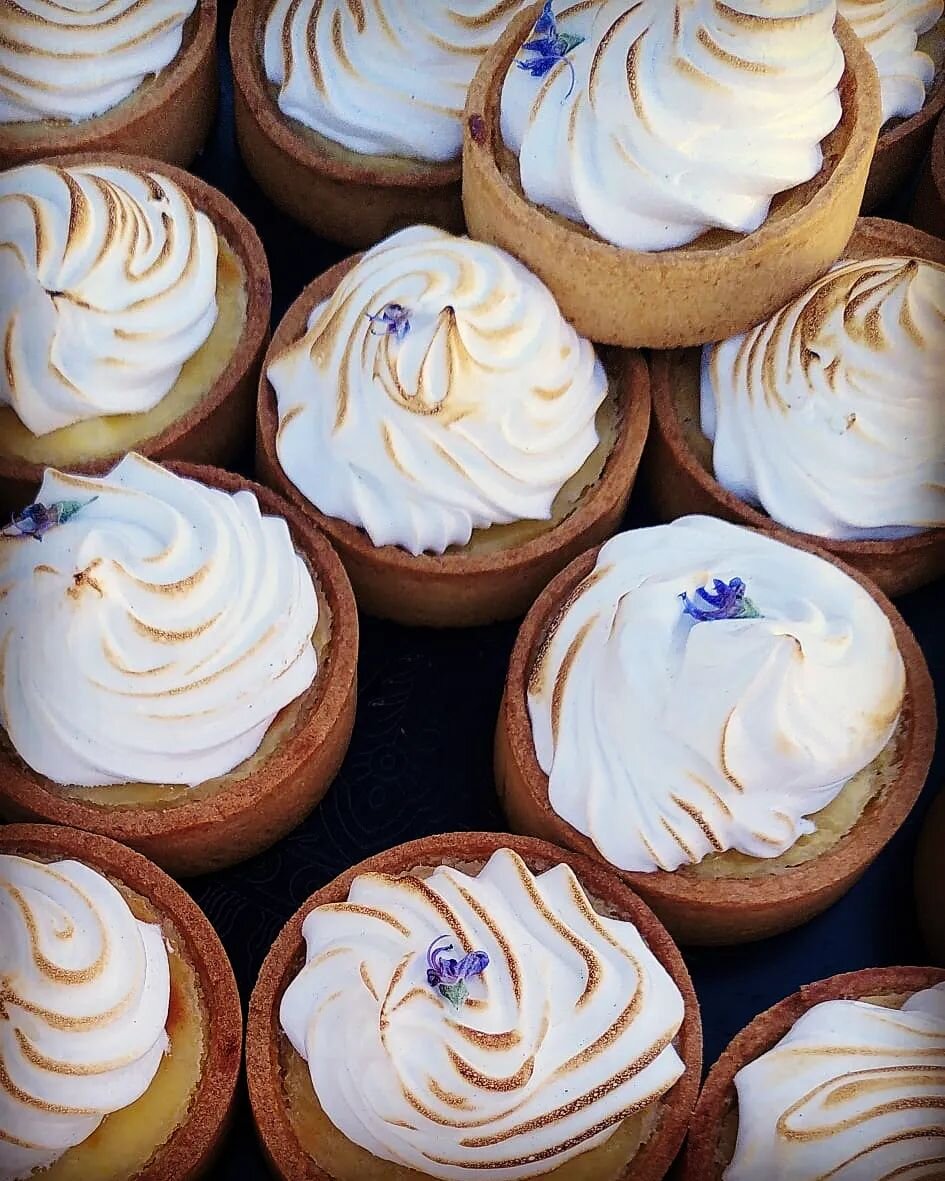 Mooi-weer-favorietje: citroen meringue tartelettes als toet 🍋🧁
#lentekriebels #filmcatering #keukendebuitendienst #tartelettes