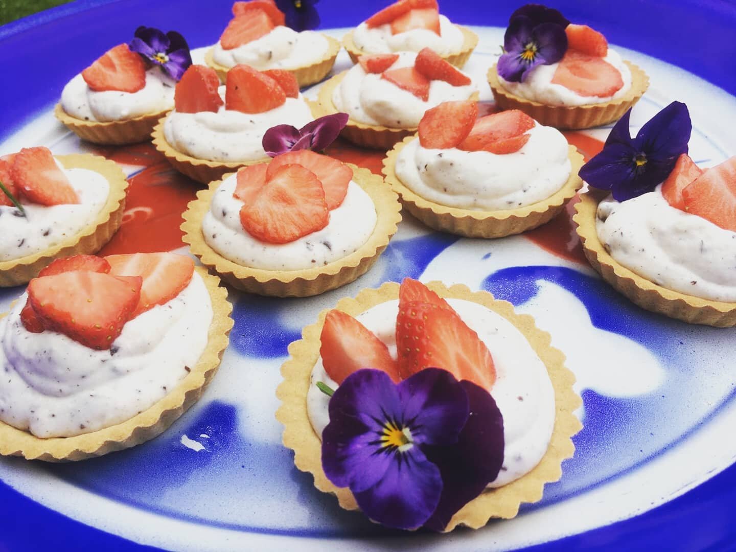 Ricotta-straciatella tartelettes met aardbeien 🍓🍓🍓
Wij verzinnen die lentezon er wel bij... #filmcatering #lente #aardbeien #keukendebuitendienst #naregen #komtzonneschijn #schijnt