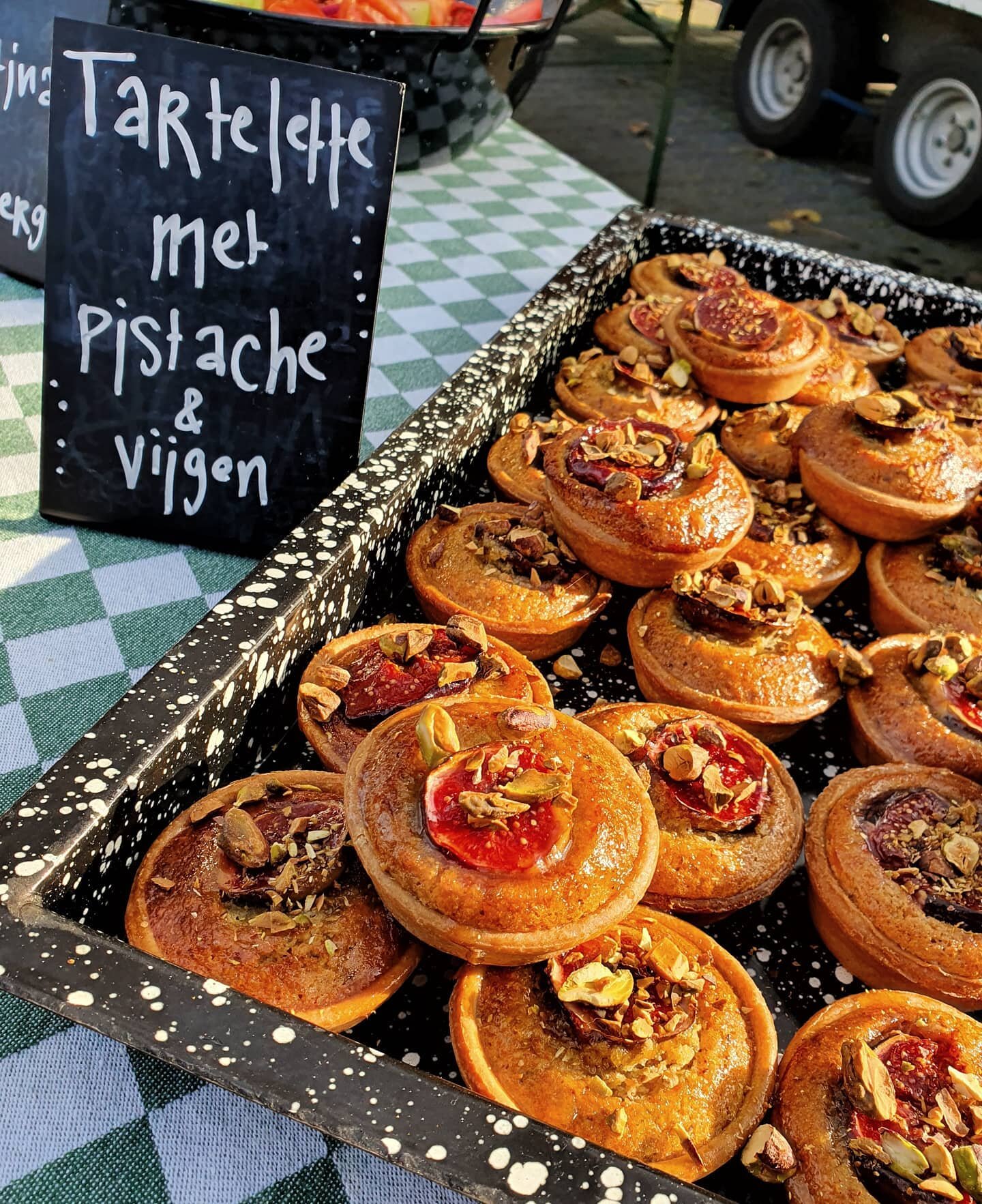 Taartjes in de herfstzon 🧡🍁🍂
#laatstedraaidag #laatdewintermaarkomen #keukendebuitendienst #tartelettes #filmcatering