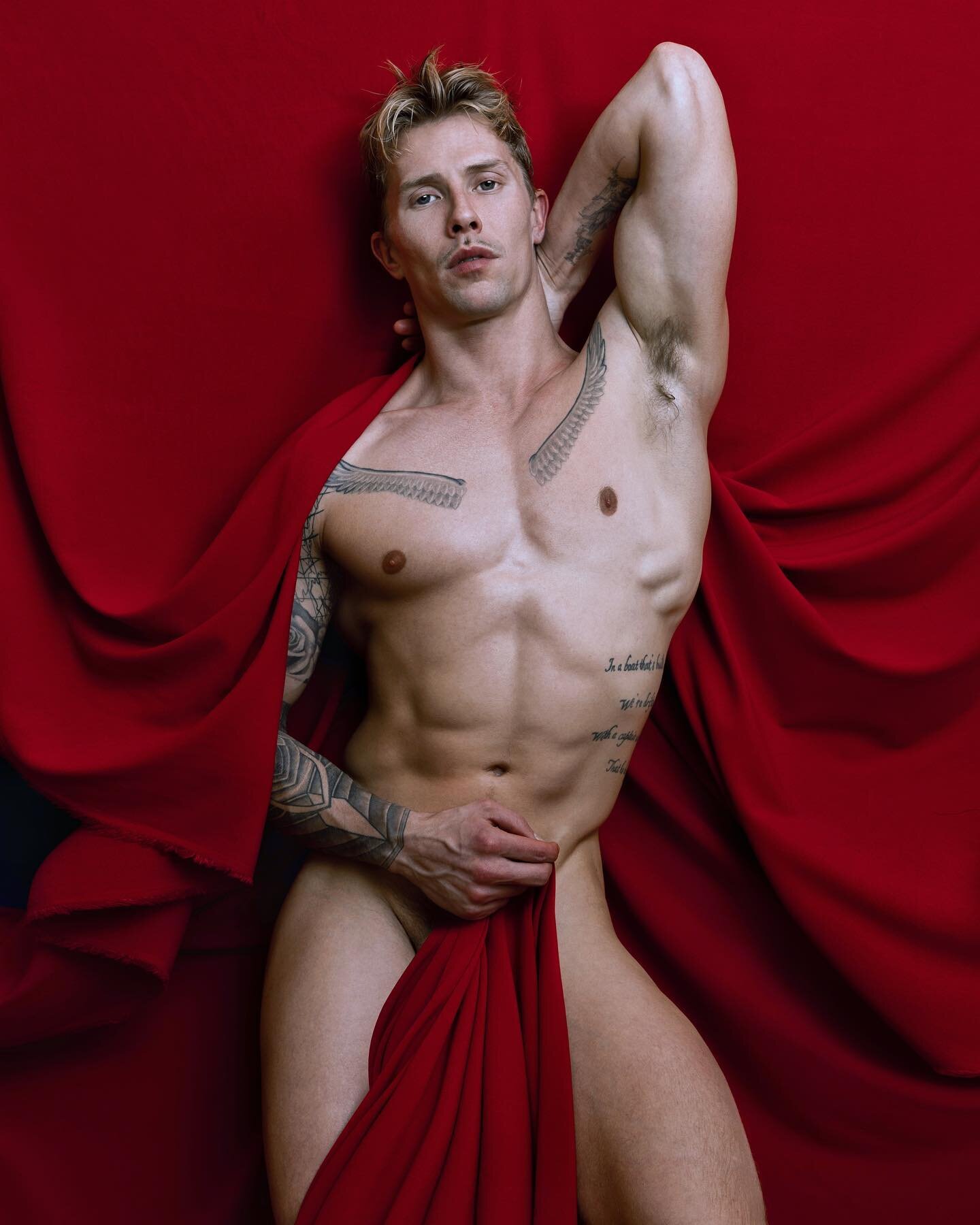 Tomi 🔸 #red #physique #tomilappi #studiophotography #muscle #inked #anatomy #malemodel #curtains #esakapila #hunk #pecs #abs #wings #かっこいい　#いいね　#筋肉　#ムキムキ