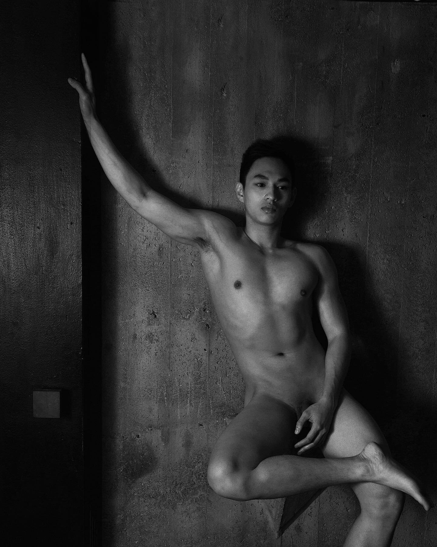 Concrete 🔸 #textures #blackandwhite #malemodel #concrete #physique #lightandshadow #bodyform #rustic #かっこいい　#いいね　#すごい