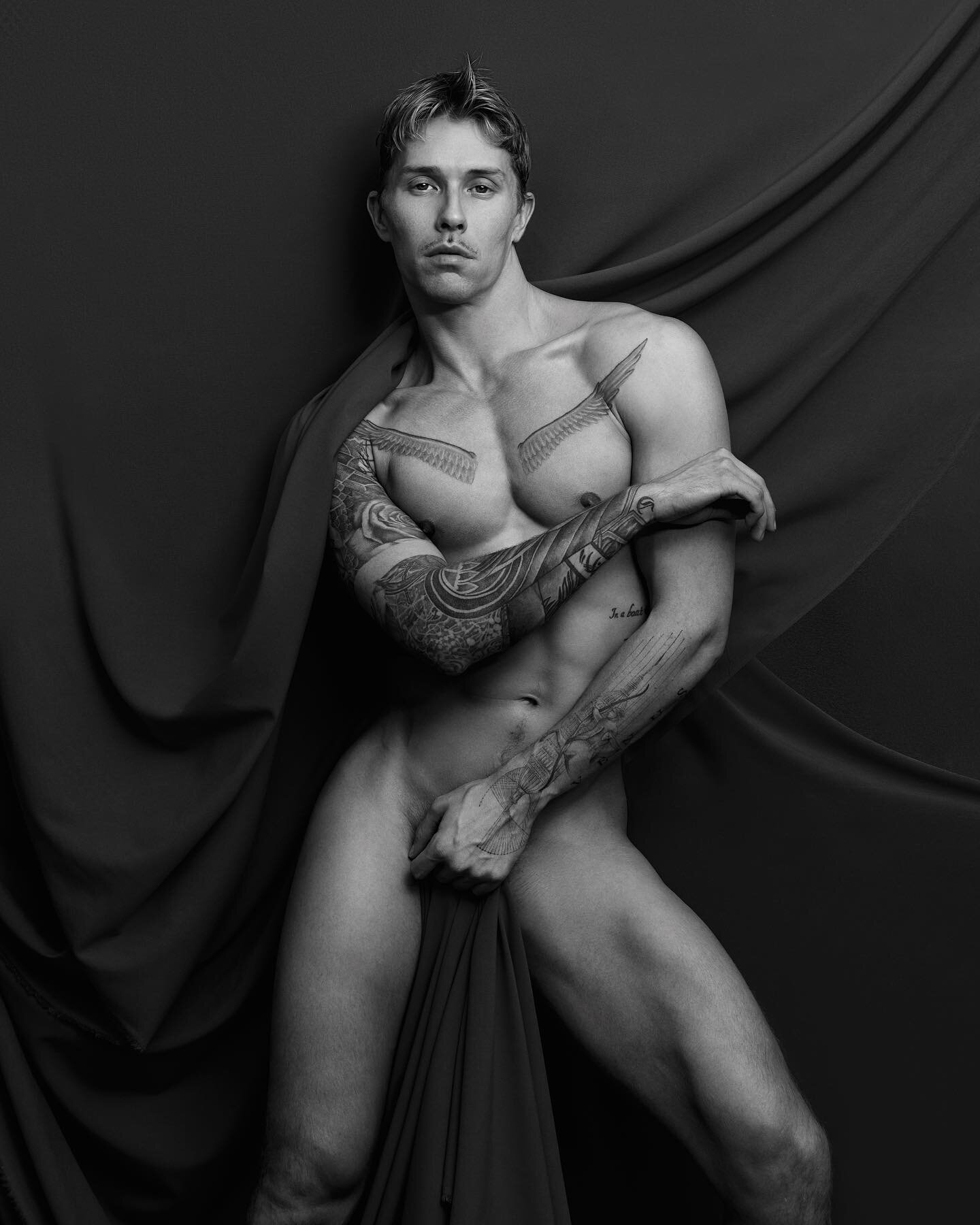 Tomi 🔸 #studiophotography #tomilappi #draped #physique #inked #esakapila #tattoosleeve #fabric #makeportraits #pecs #instahunk #muscle #hunk #anatomy #筋肉　#かっこいい　#いいね