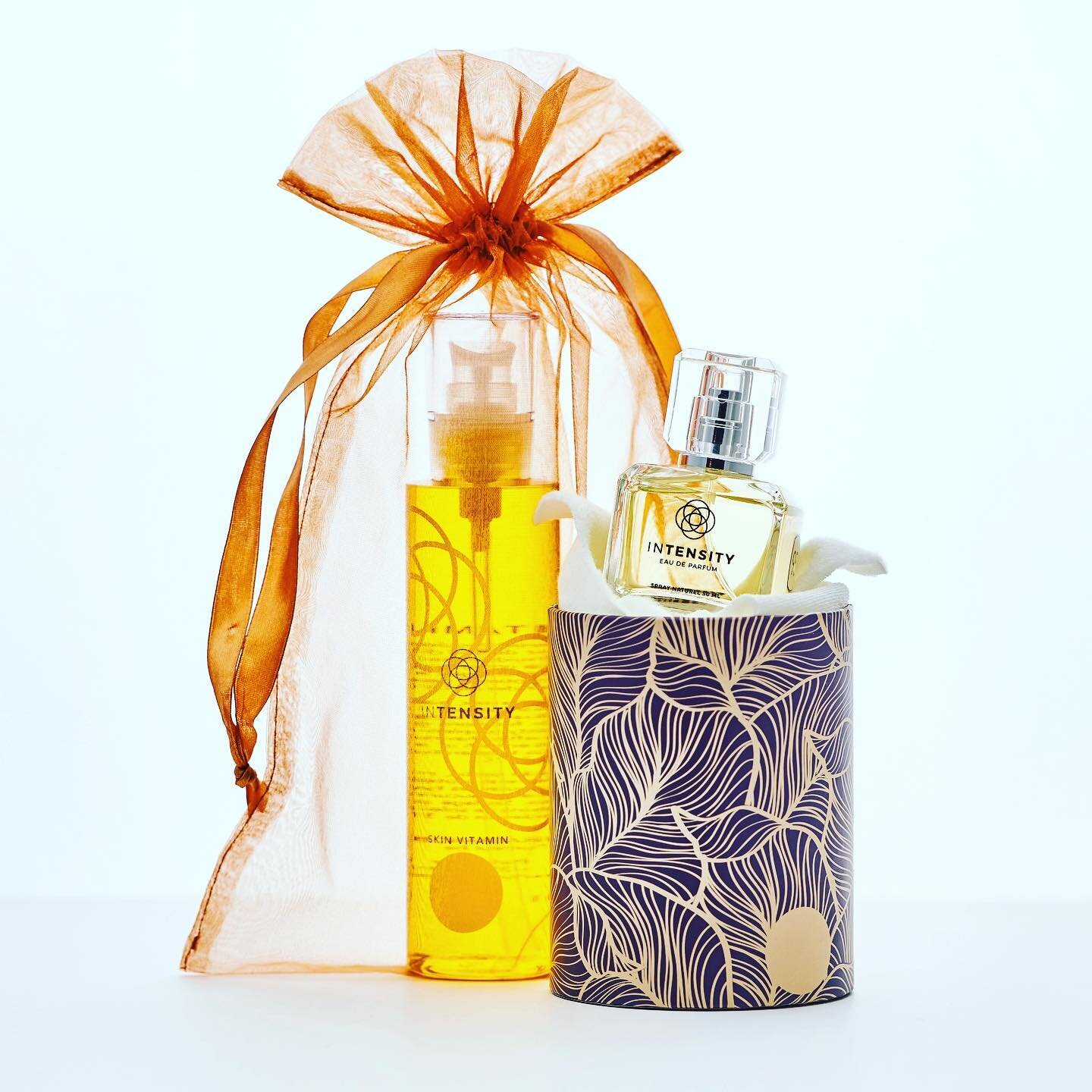 Intensity perfume &amp; matching jojoba 🧡

# Intensity #michamps #shoppeninantwerpen #antwerpen #parfumerie #bodycare #loveit #❤️