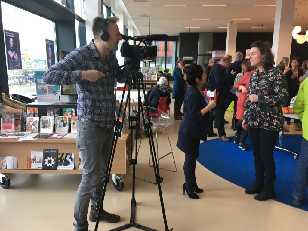 U in de Wijk Kanaleneiland bezoekt bibliotheek