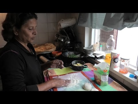 Nisha Bansie maakt roti