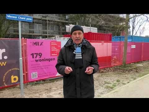 Mr Chami geëerd met een naambord