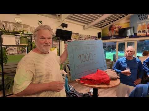 Een potje voetbal - Met een cheque