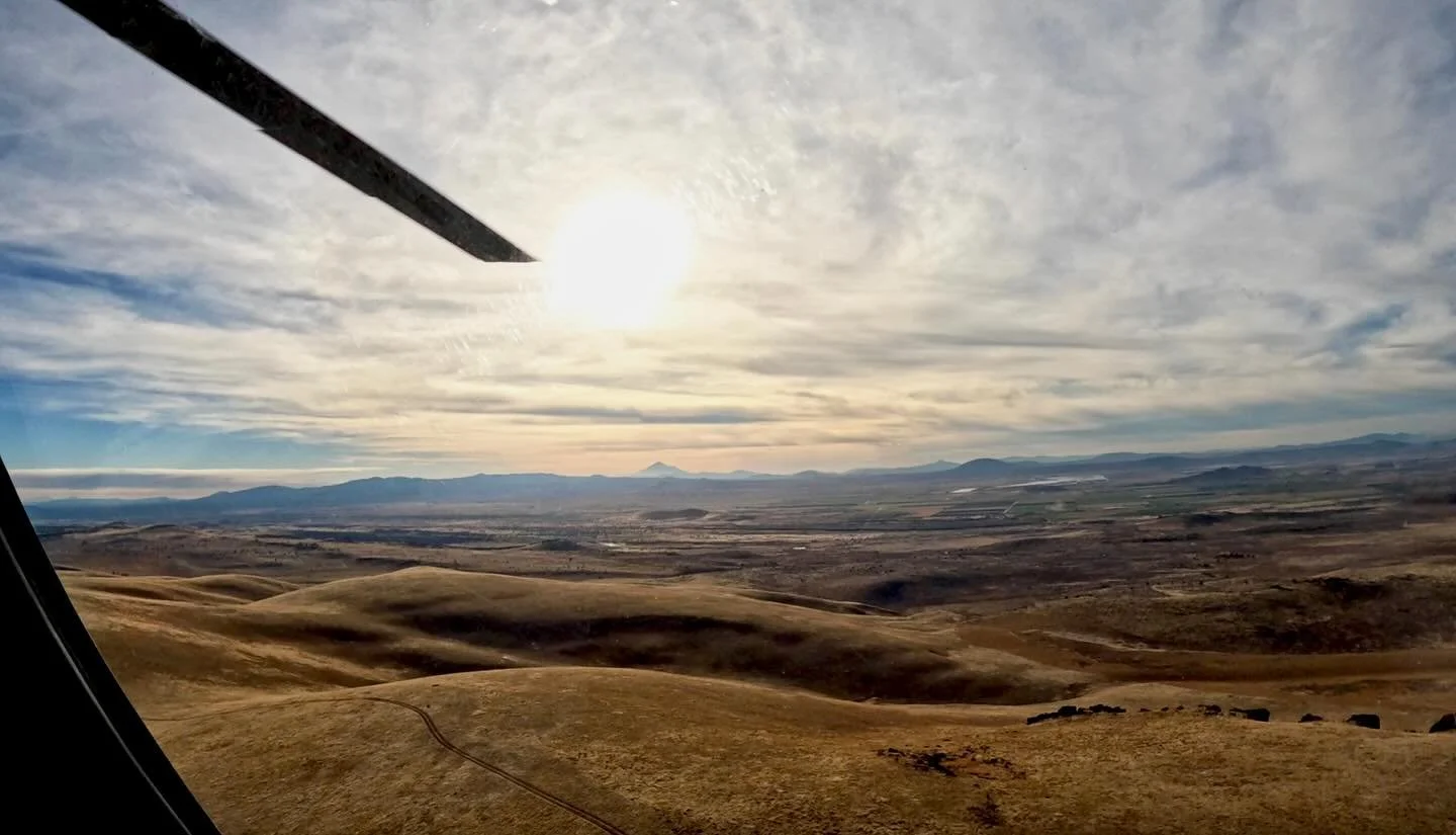 Climbing north toward Klamath Falls &mdash; where Oregon&rsquo;s volcanic lakes meet open sky. Every flight tells a new story. Come write yours with Rogue Heli Tours.
.
.
.
#RogueHeliTours #FlySouthernOregon #rogueheli #ExploreRogueValley #OregonHeli