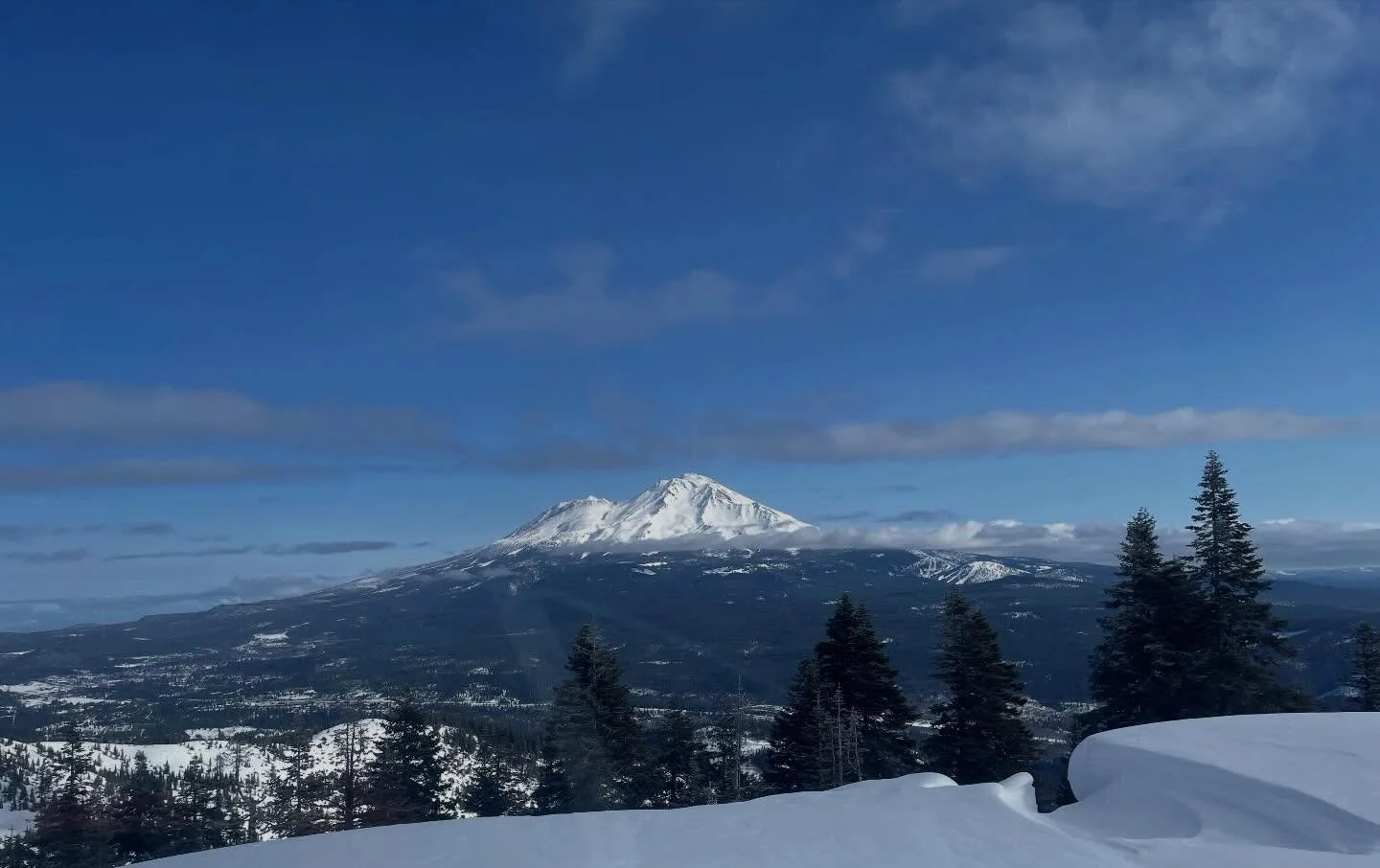 Winter flights are incredible. Snow-covered mountains, crisp air, and views you can only get from above. This is one of the best times of year to fly.
#RogueHeliTours #WinterFlights #SnowyMountains #HelicopterTour #AerialViews