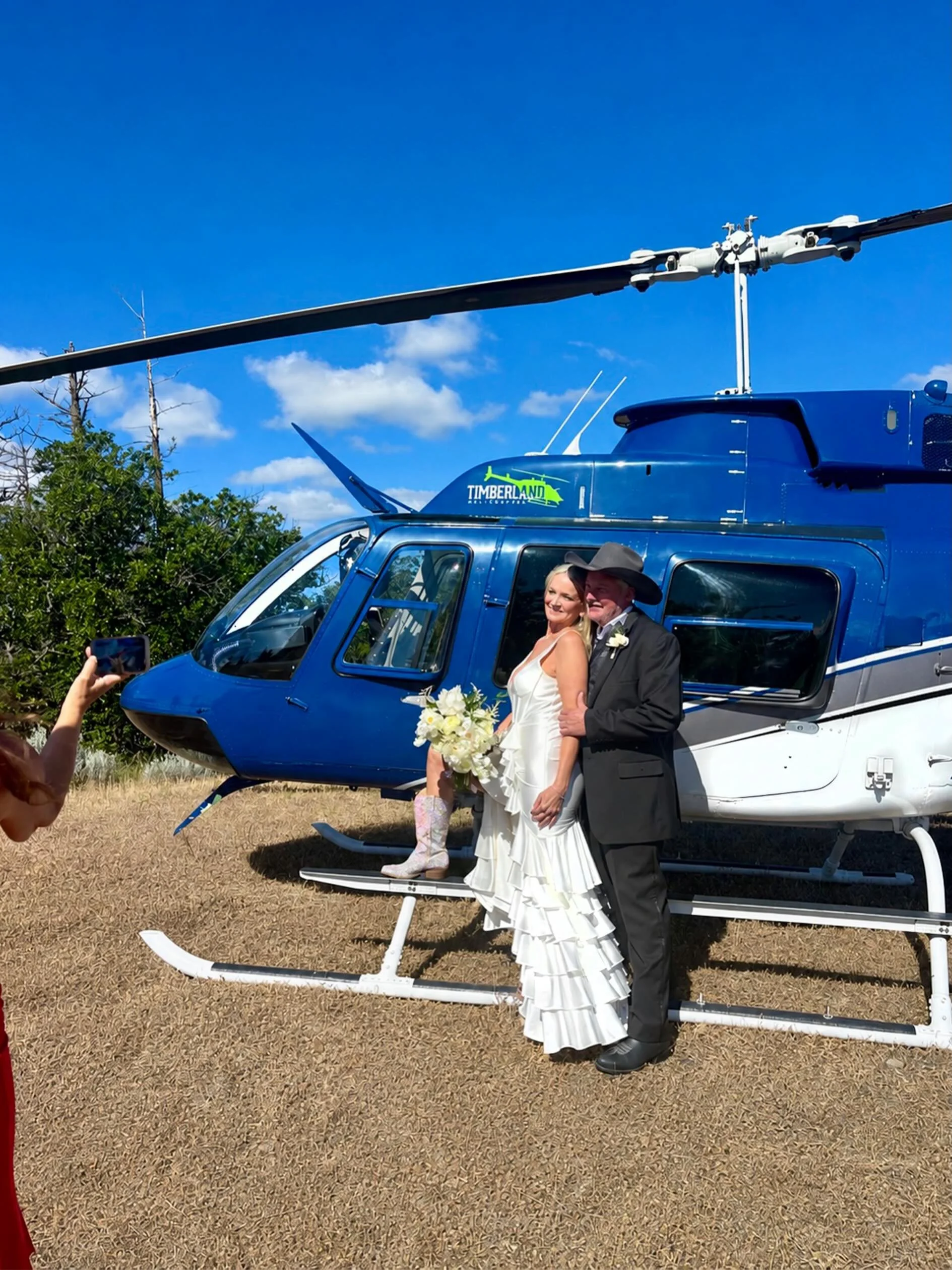 There are moments that deserve more than an entrance. They deserve a helicopter!
Arrive in style and make your wedding day unforgettable with a scenic helicopter arrival in Southern Oregon.
#rogueheli #RogueHeliTours #OregonWedding #HelicopterWedding