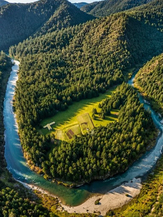 Some departures are anything but ordinary.
We recently had the pleasure of flying guests from the incredible Half Moon Bar Lodge to the Grants Pass Airport in Merlin, Oregon. Nestled deep within the Wild and Scenic Rogue River canyon, the lodge is on