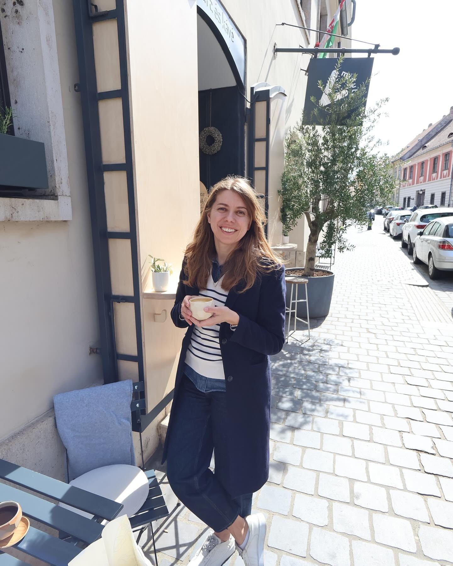 Пара моих любимых мест в Будапеште:
 
@4minutescafe в рыбацком бастионе - одна улица от всех туристов, и ты сидишь на солнышке в полной тишине и пьешь супер smooth coffee (только имейте ввиду, что они vegan), и 

@meron.budapest - мы покупаем зерна и