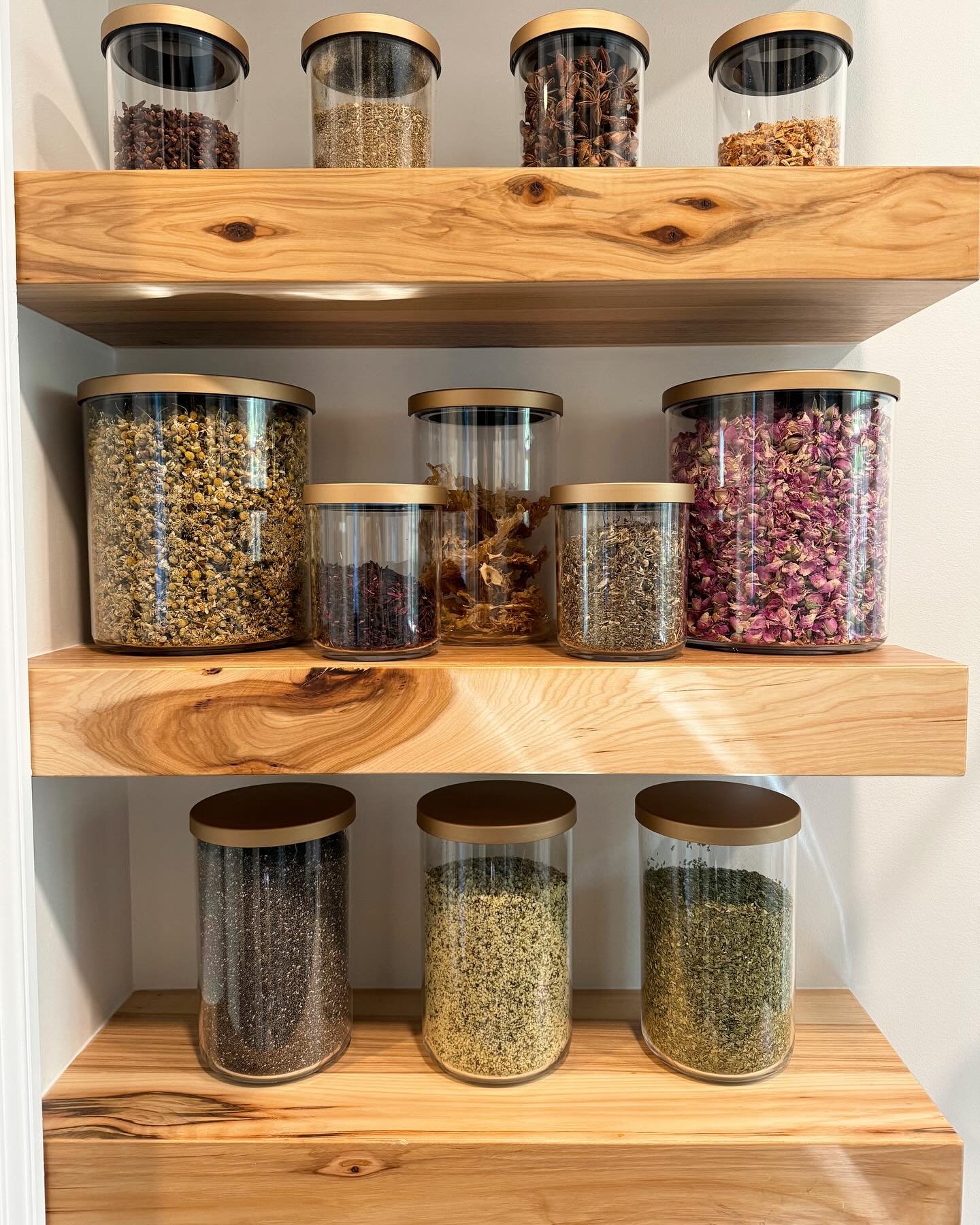 Monday moment of zen and reminder that you can handle whatever this week (or May Madness 🤪) throws your way with clarity, focus, and calm.

#pantryorganization #organizedpantry #pantrygoals #homeapothecary #professionalorganizer #614living #614moms 