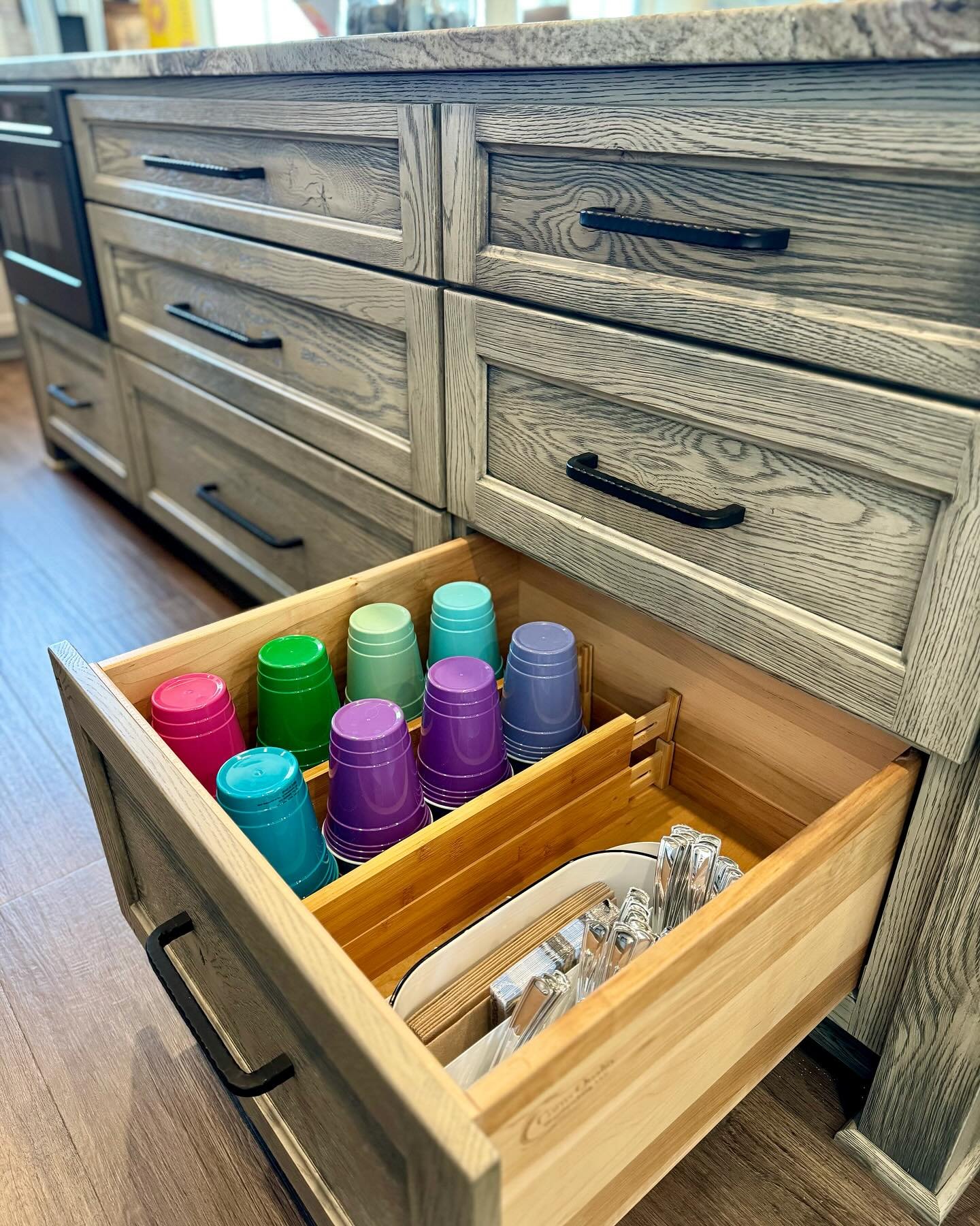 Time to get those outdoor dining stations in order! Keep all of your essentials like disposable cups and utensils in an easy-grab, help yourself spot, ready for those impromptu BBQs on warm summer nights! 

#kitchenorganization #organizedkitchen #org