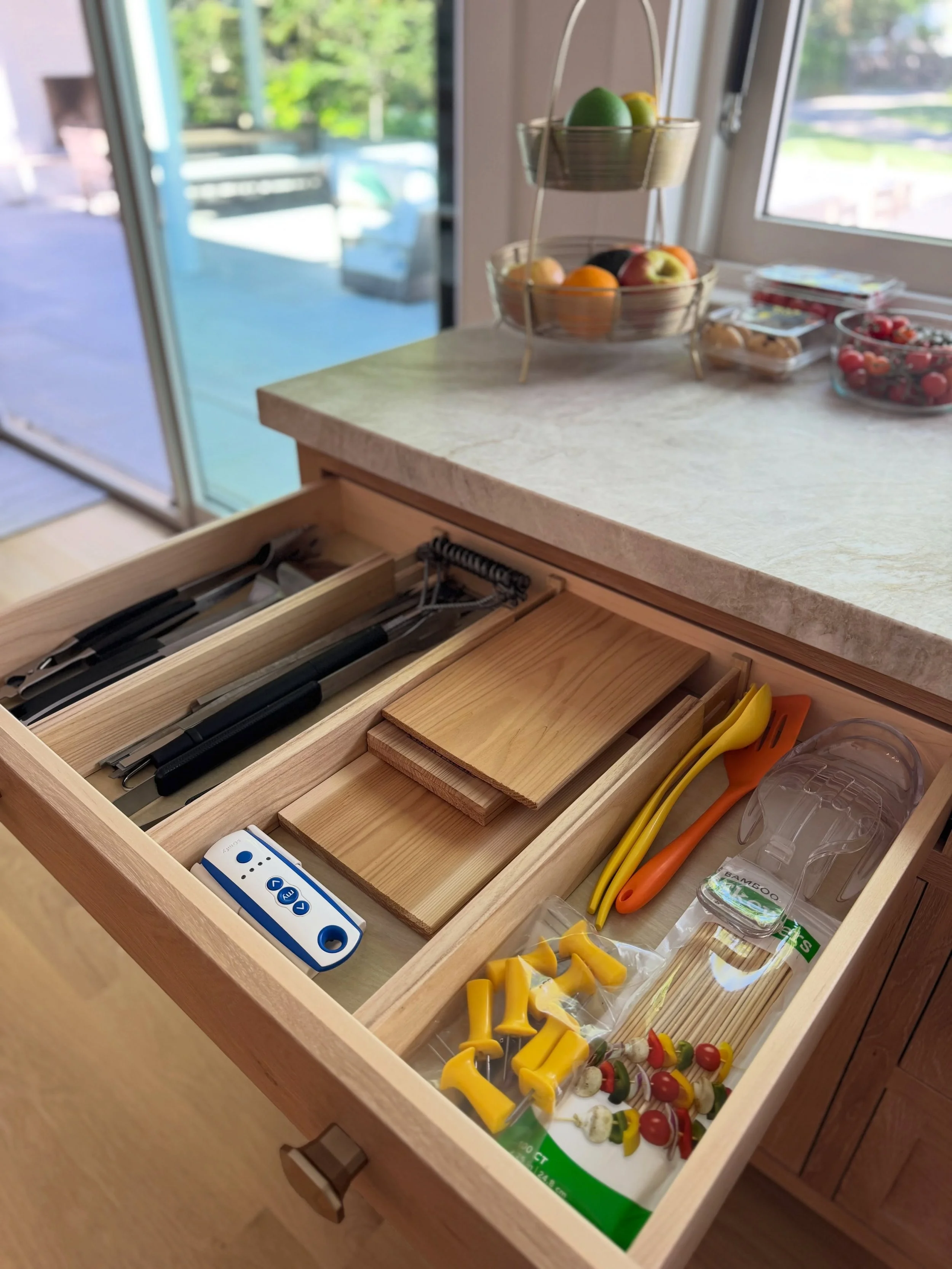Tiny summer hosting tip that makes a bigger difference than you&rsquo;d think: create a dedicated drawer for grilling and outdoor dining essentials. ☀️

Grill tools, skewers, corn holders, serving utensils all in one easy grab-and-go zone near the pa