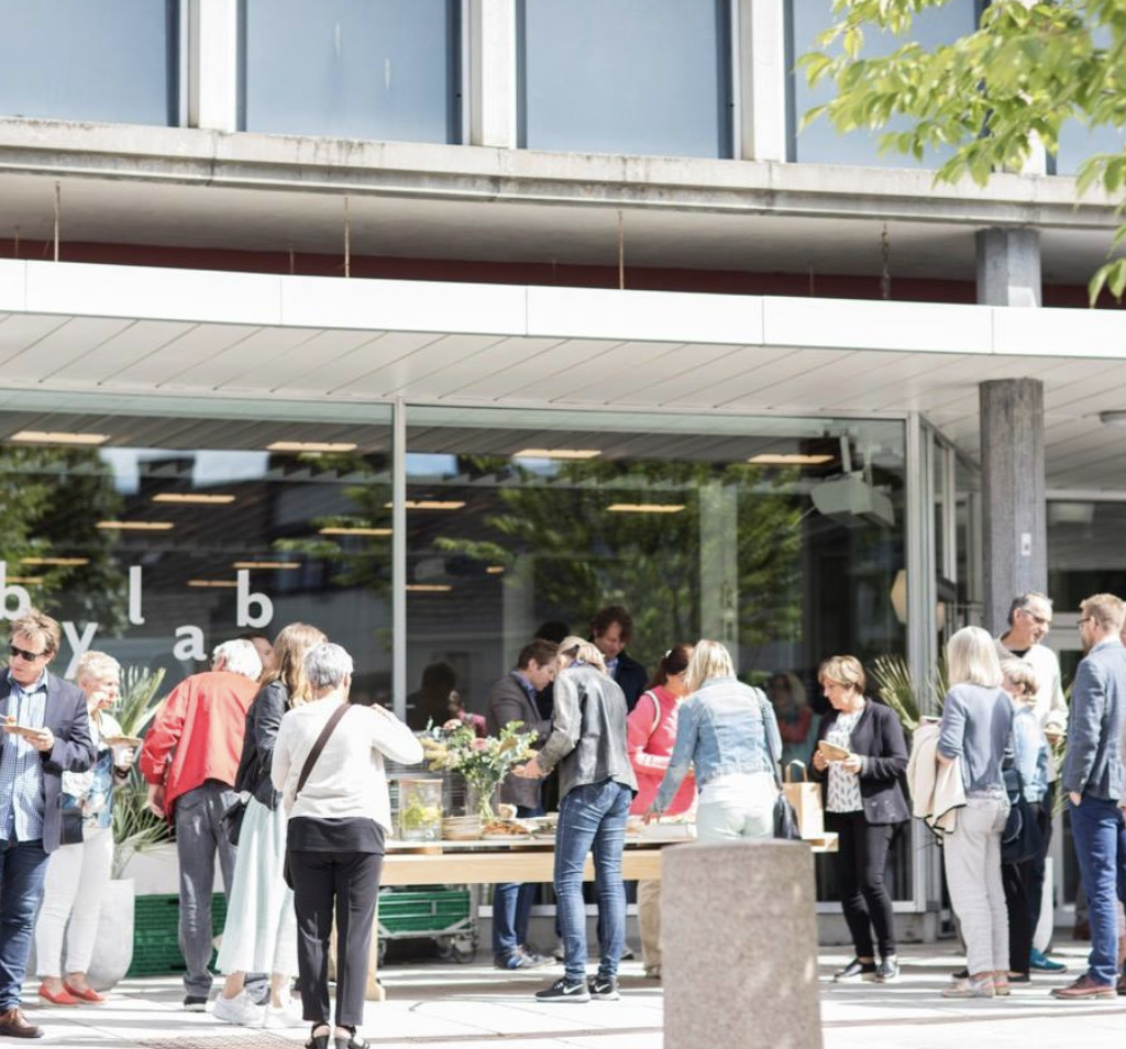 PROGRAMMING STRATEGY FOR HAMAR SENTRUM An active and practical programming strategy for the city center of Hamar. With a vision to create Hamar as the urban heart of the inland of Norway. Advisory - Einar Kleppe Holthe hamarsentrum.no