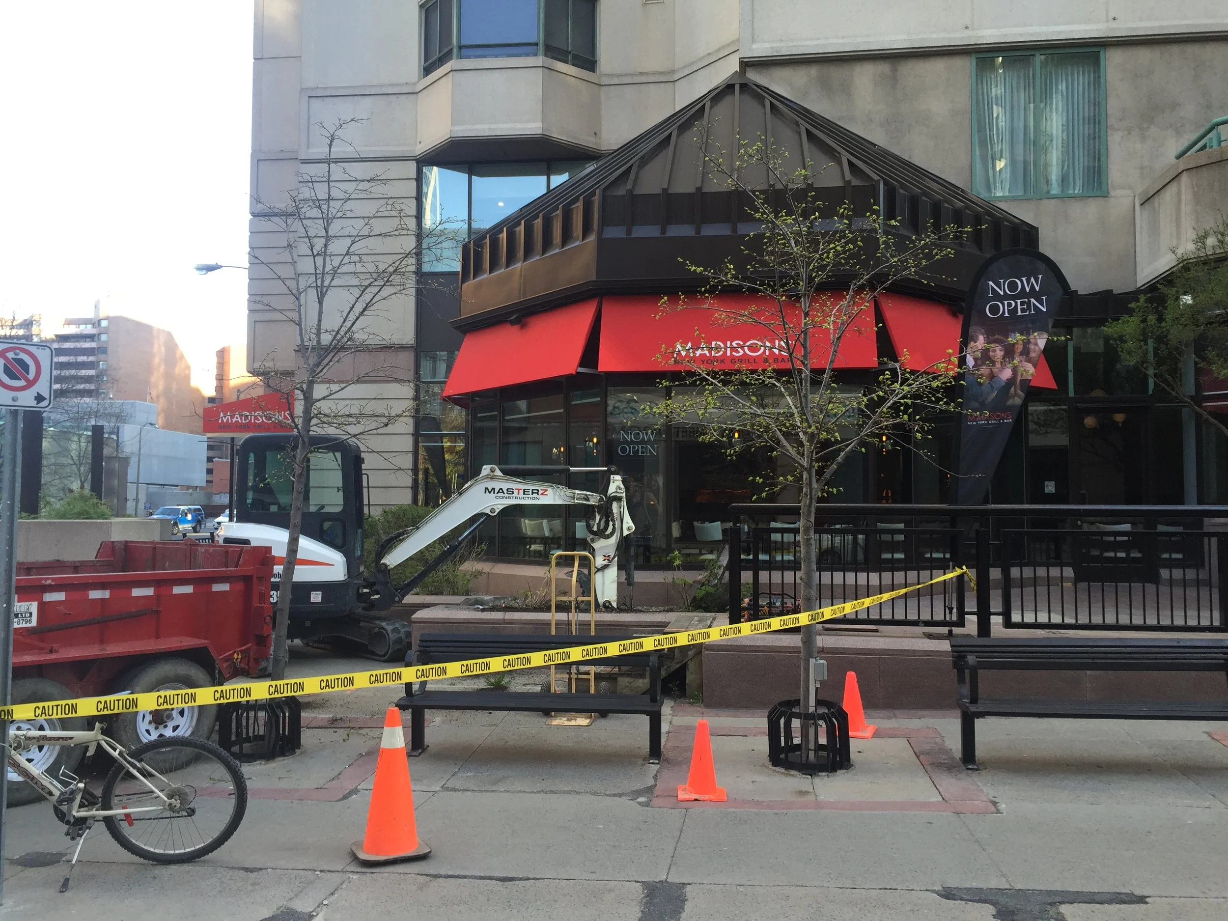 Madisons New York Grill & Bar Patio