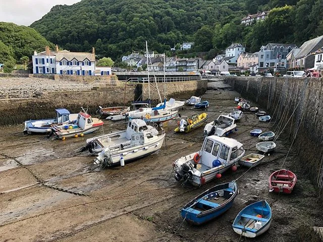 🚣&zwj;♀️ Missing the beautiful remote towns in south-west England. Truly charming. Beautiful artwork and greenery. These boats raise as the tide comes in. 🌳