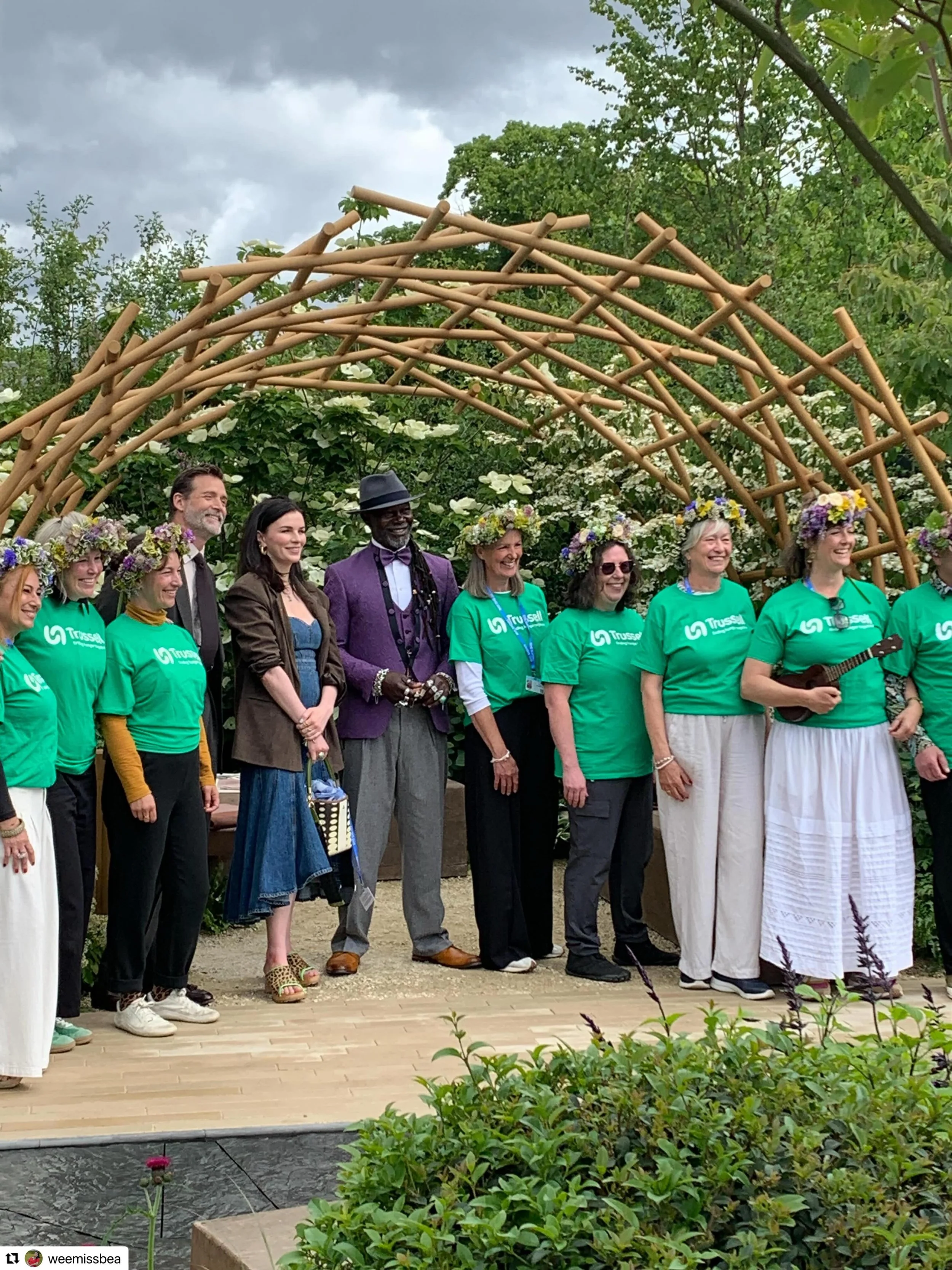 Many giggles courtesy of @weemissbea making cracks about her mam whilst we were smiling for the cameras with @levirootsmusic 
・・・
Took myself, my one webbed mermaid leg &amp; my Mam &amp; her pal to the @the_rhs Chelsea Flower show yesterday. 
God bl