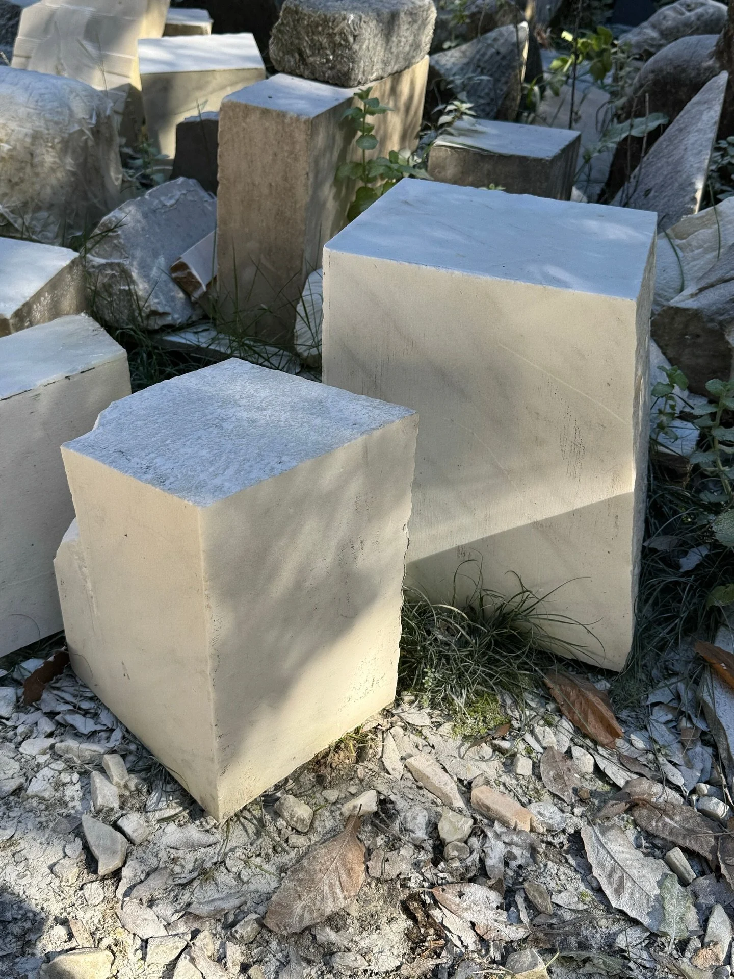 With over 30 years of teaching experience we have found that 3 weeks is the optimal time that it takes to transmit our method. Which includes teaching hand and power tools, from the hammer and chisel to the finishing polishing touches. 
But we unders