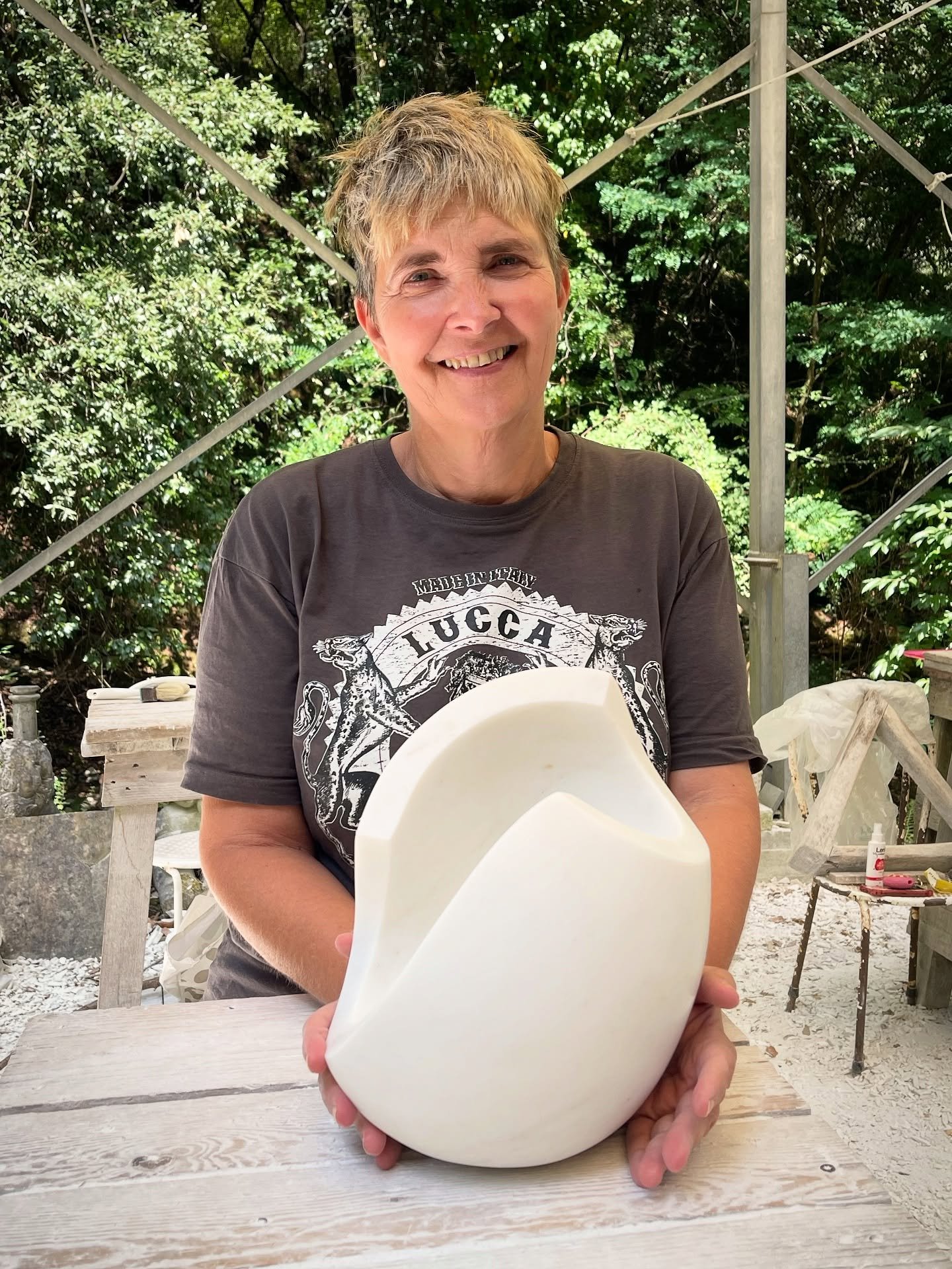 Our dear student @nancy_van_immerseel and her beautiful sculpture! 

➡️Scroll through to see all the progress and different steps! 

#marbleworkshop #marble #carving #artclass #pietrasanta