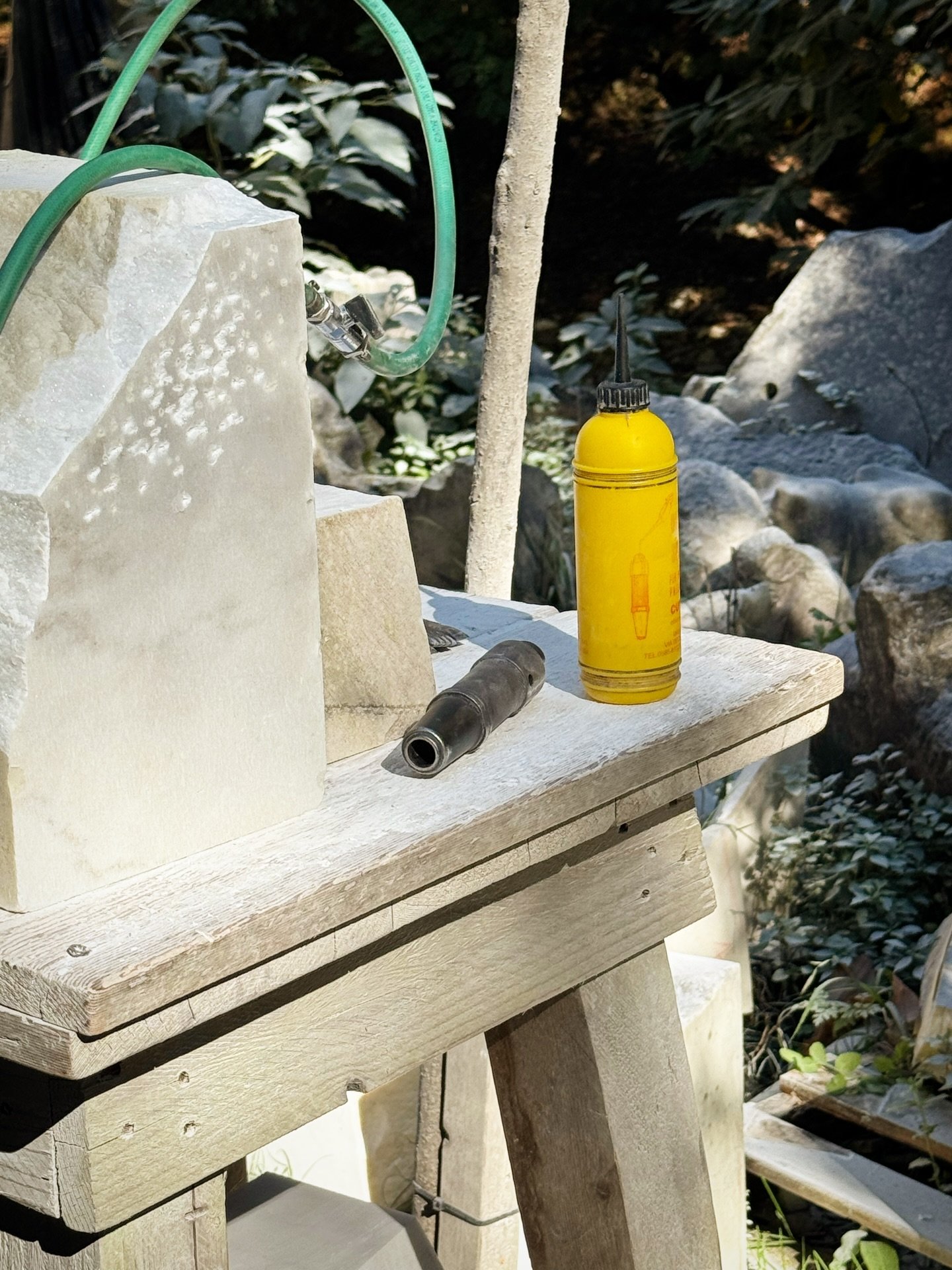 Hello! Hope you are having a wonderful day ☀️

Pneumatic air hammers use only the finest grade of machine oil. 4/5 drops 2/3 times a day and at the end of the working day. Be careful don&rsquo;t put too much it can go on your sculpture while working?