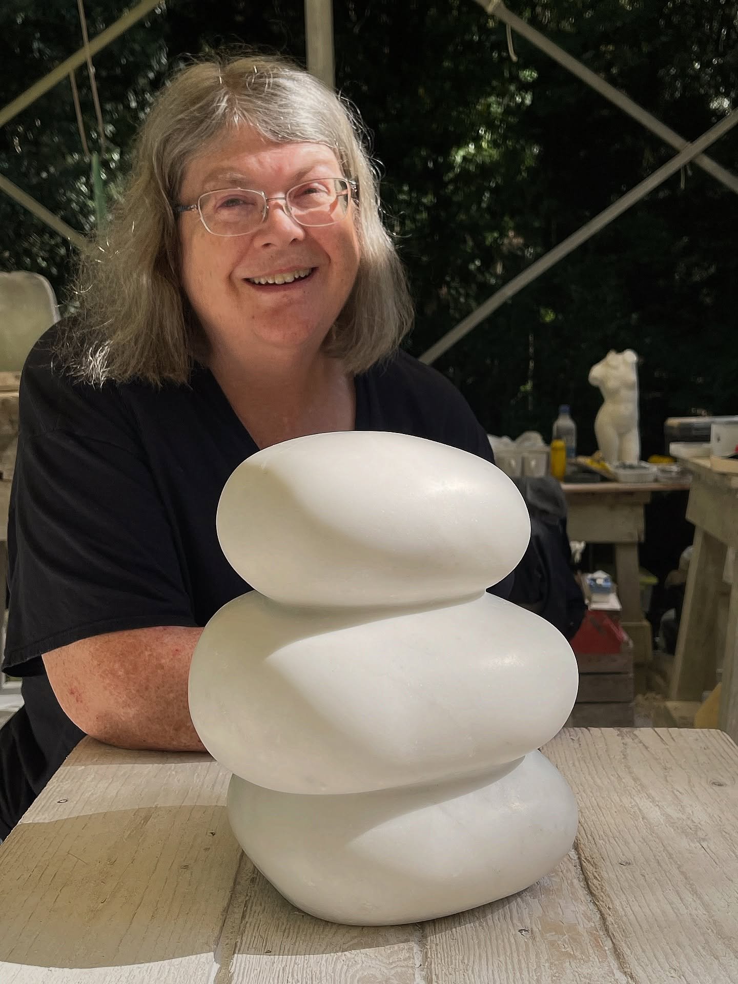 Mary and her sculpture 😊 such a pleasant piece to touch!! 
Very fine polishing!

➡️swipe through to see the progress from initial block to final piece 💫

Hope you are having all a wonderful week! 

#marbleworkshop #marble #sculpture #handcarved #ca