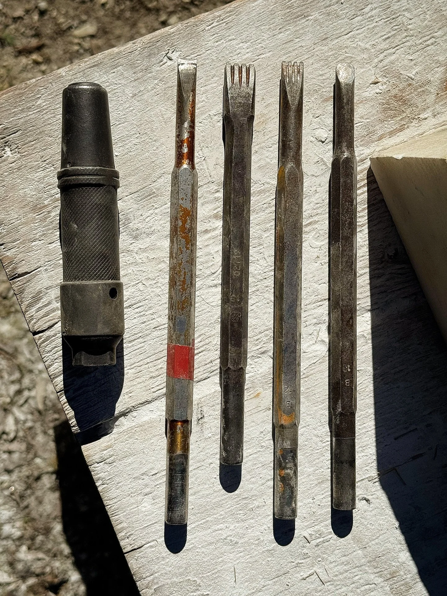 Merry Christmas from us!!!! We hope you had a wonderful day 😊☺️

Here a picture of my 70 year old cuturi air hammer. A very very precious gift from my teacher received many years ago.

He had quite a few air hammers but used two of them a lot. When 