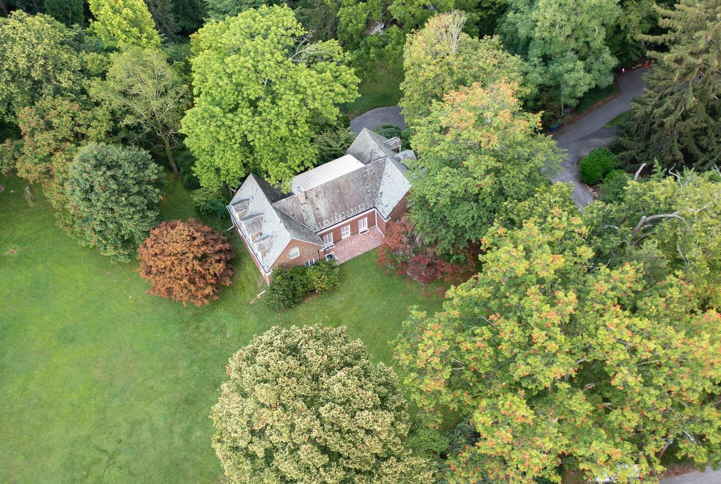 What would you say if we told you this property is located in Baltimore City?
It&rsquo;s true! This #LucidoListing is in Baltimore&rsquo;s #DixonHill neighborhood. 
We &hearts;️ that it has the best of both worlds - a huge yard with lots of greenery 