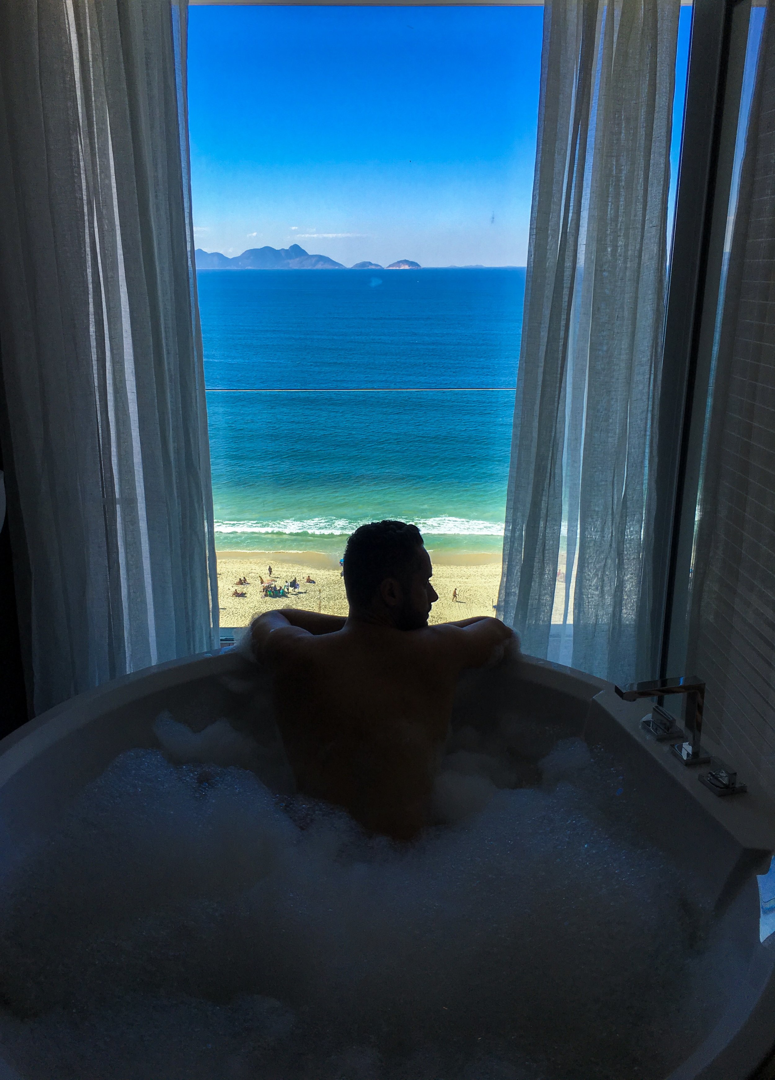  As maiores suites do hotel têm banheiras com vista privilegiada da praia. 