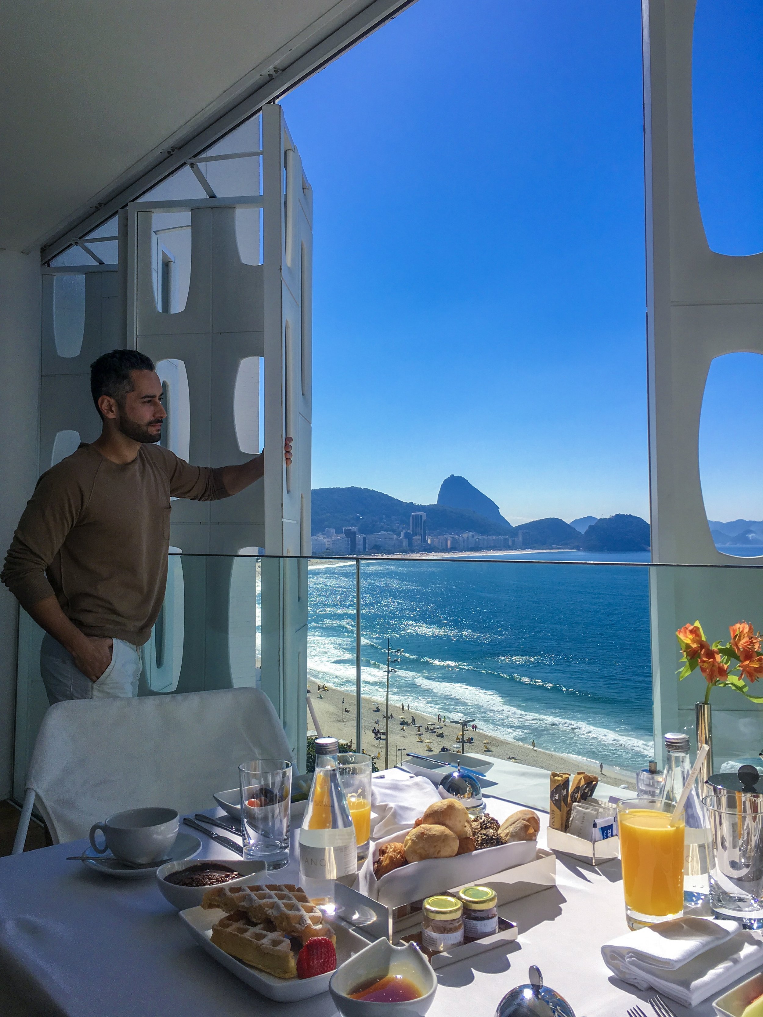  O mais novo hotel de luxo do Rio de Janeiro, o Emiliano Rio, fica no Posto 6 em Copacabana. Super bem localizado, ele traz uma nova opção culinária para a cidade; o restaurante Emile com menu que valoriza produtos locais e orgânicos. 